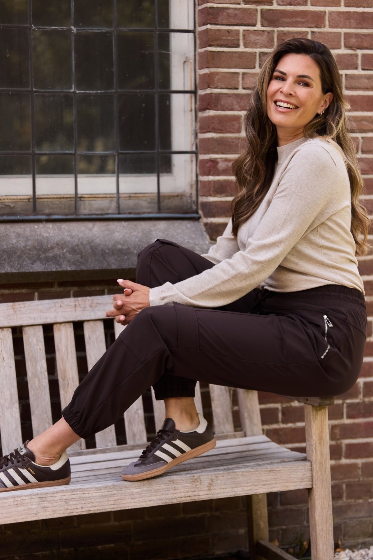 Zoso Kim beige sweater met ronde hals en zachte stof, draagbaar casual of gescheiden voor een stijlvolle look.