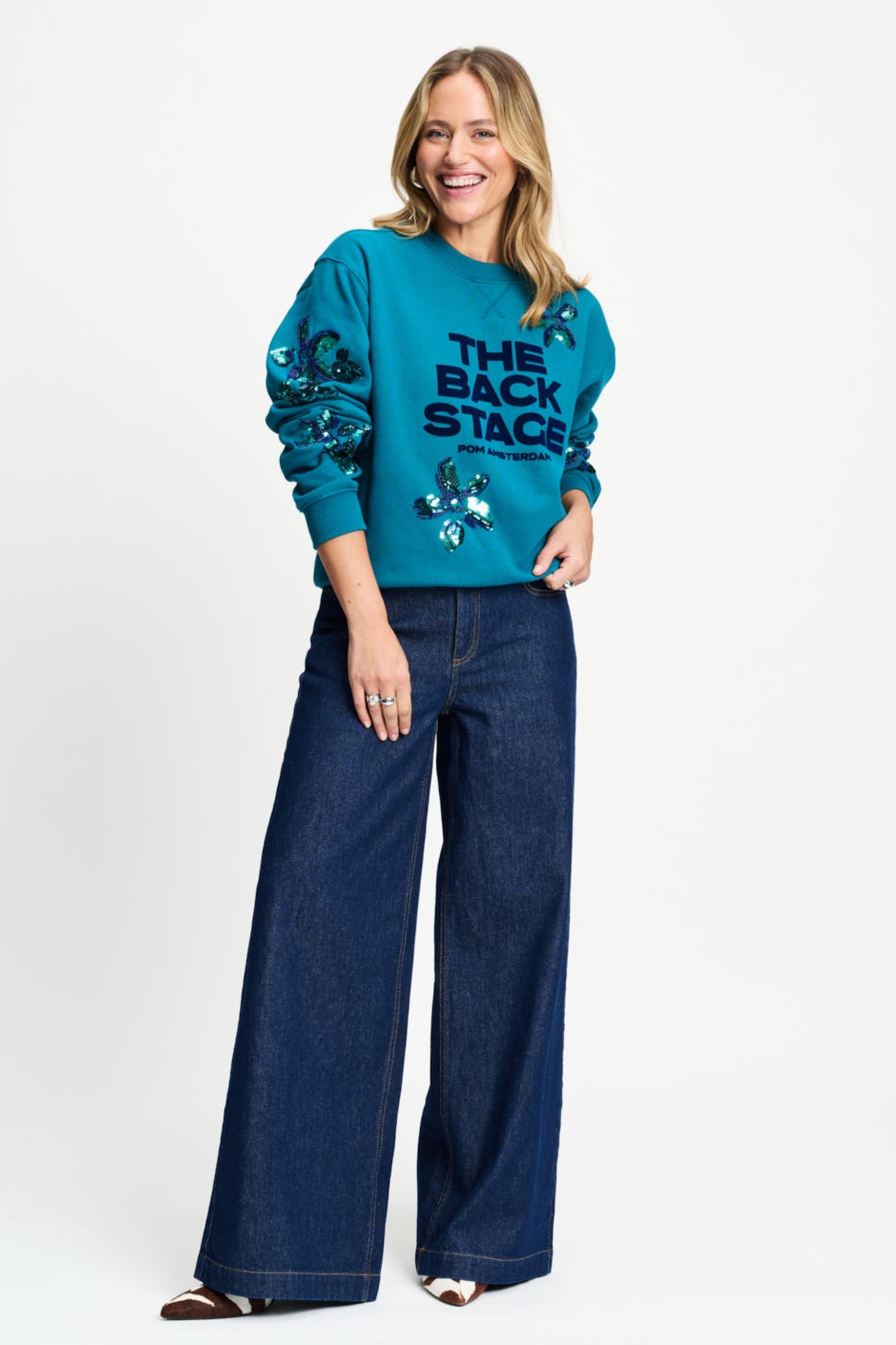 Groene sweater Sascha The Backstage van POM Amsterdam, zachte katoenen stof, gedragen door een model.