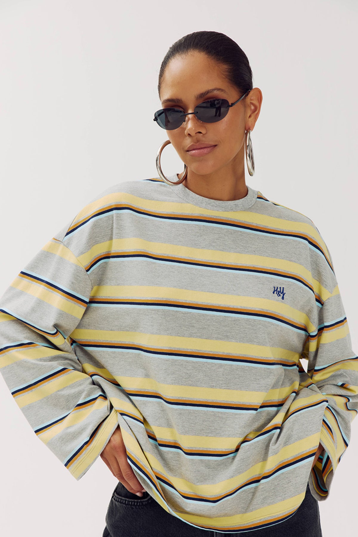 Lange longsleeve van Harper & Yve in grijs met strepen, model Tommy Grey Melee Stripe, voor dames, gedragen door een persoon.