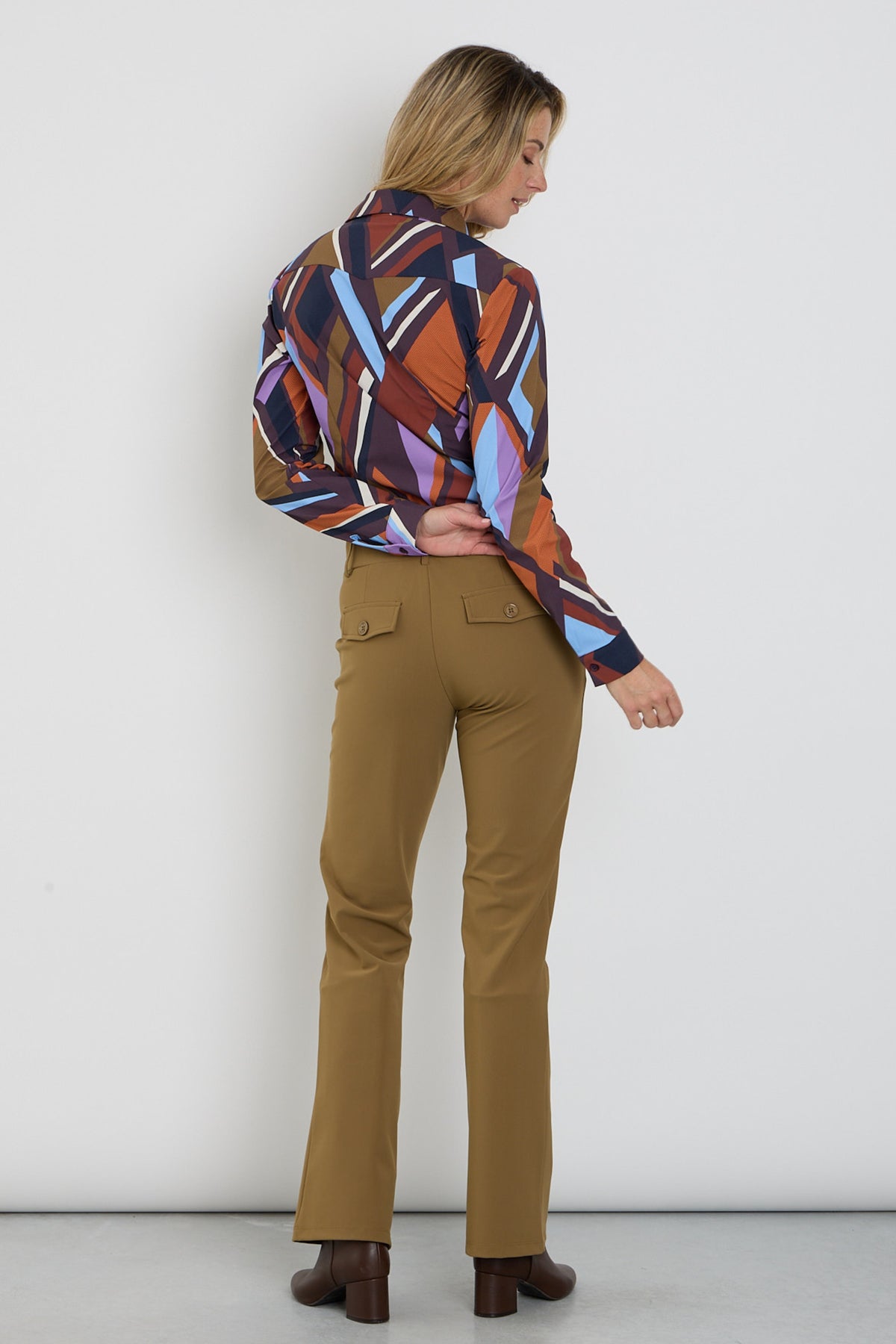 Mi Piace bonded travel broek met flared pijpen en kangaroo zakken, modieus en comfortabel voor dagelijks gebruik.