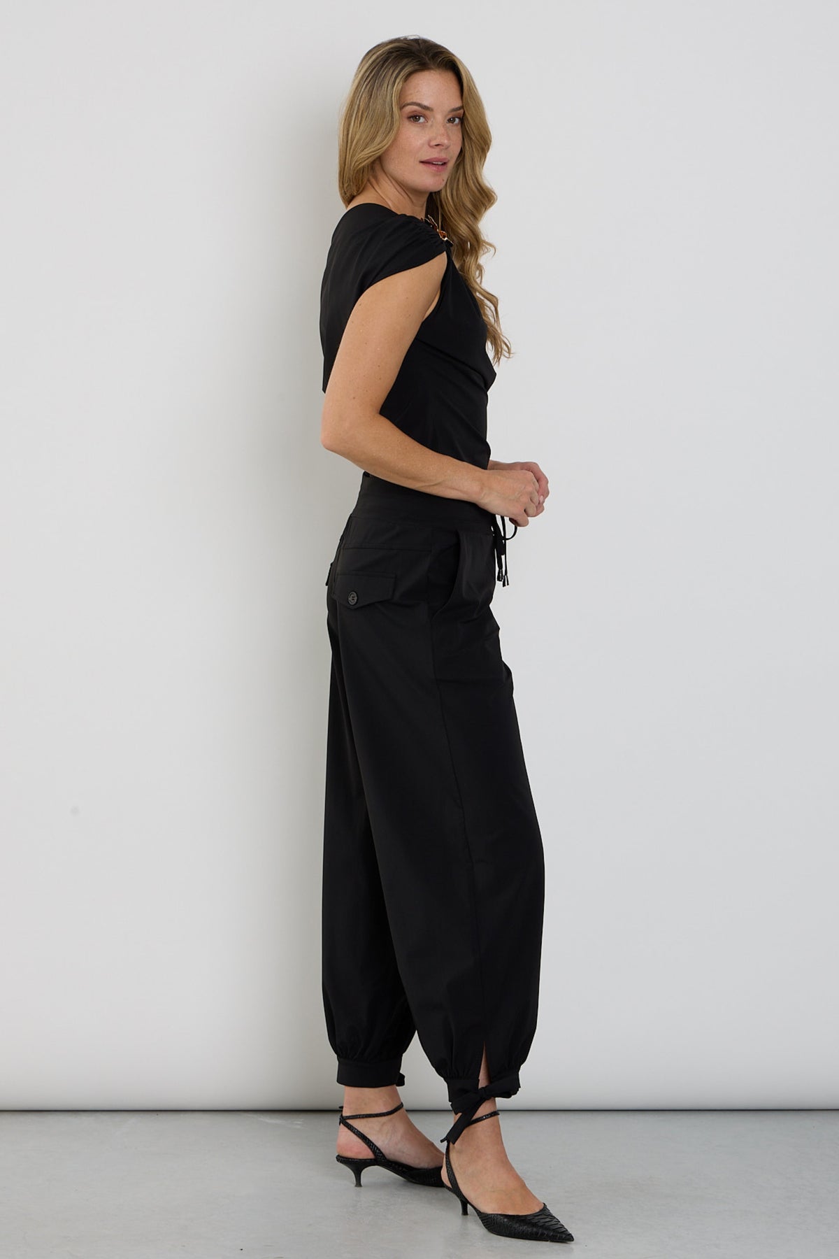 Mi Piace Travel Balloon Bottom Bow broek in zwart, met losse pasvorm en comfortabele taille, geschikt voor casual en reizen.