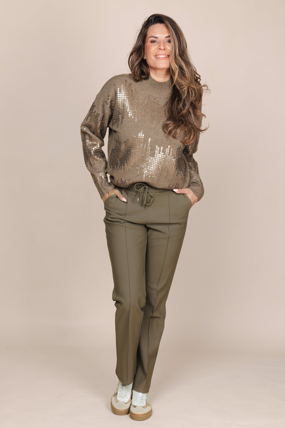Groene Zoso Jody sweater met ronde hals en zachte stof, getoond op een model.
