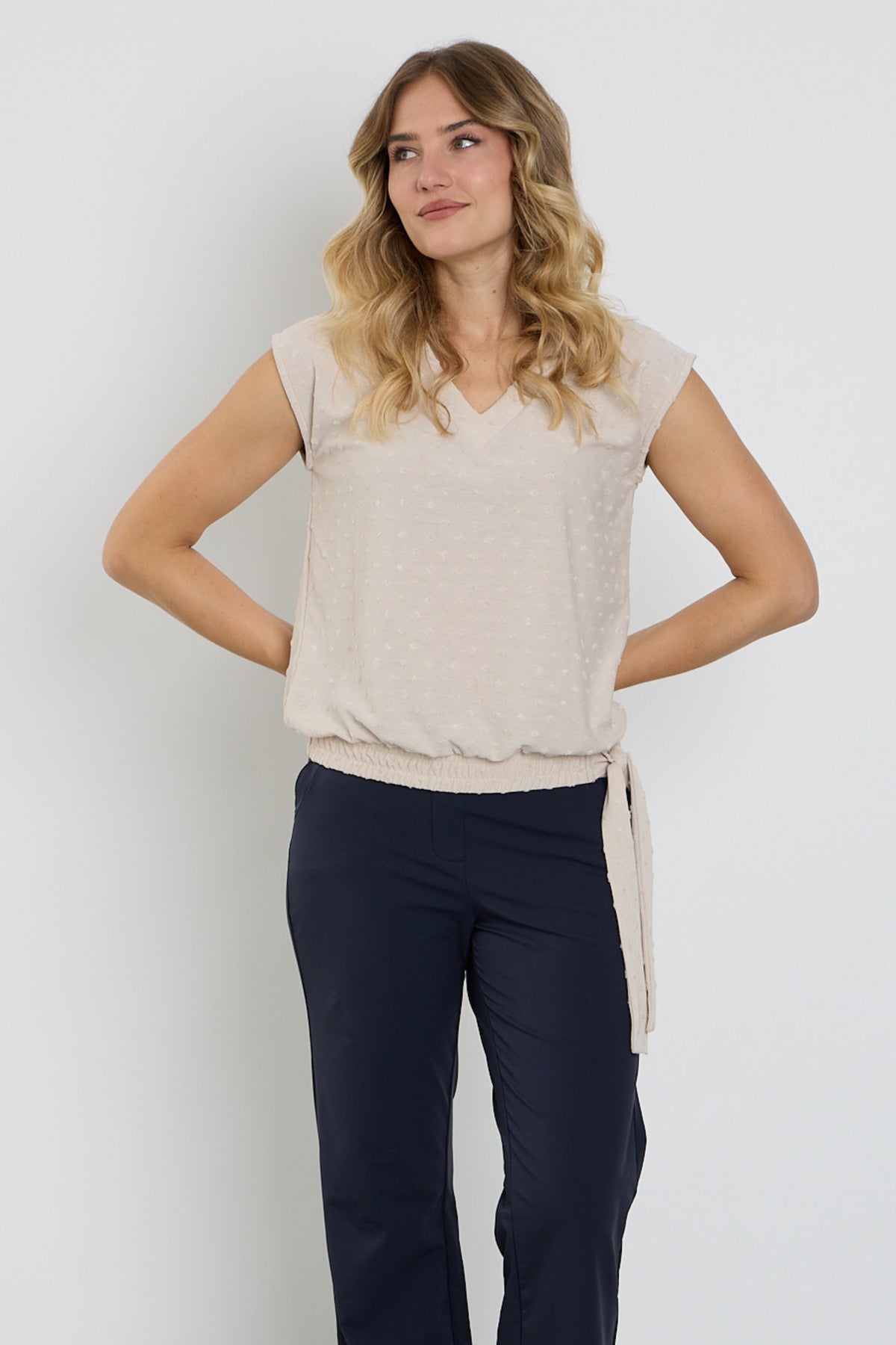 Enjoy blouse met strik en structuur in zandkleur, korte mouwen en elegante pasvorm.