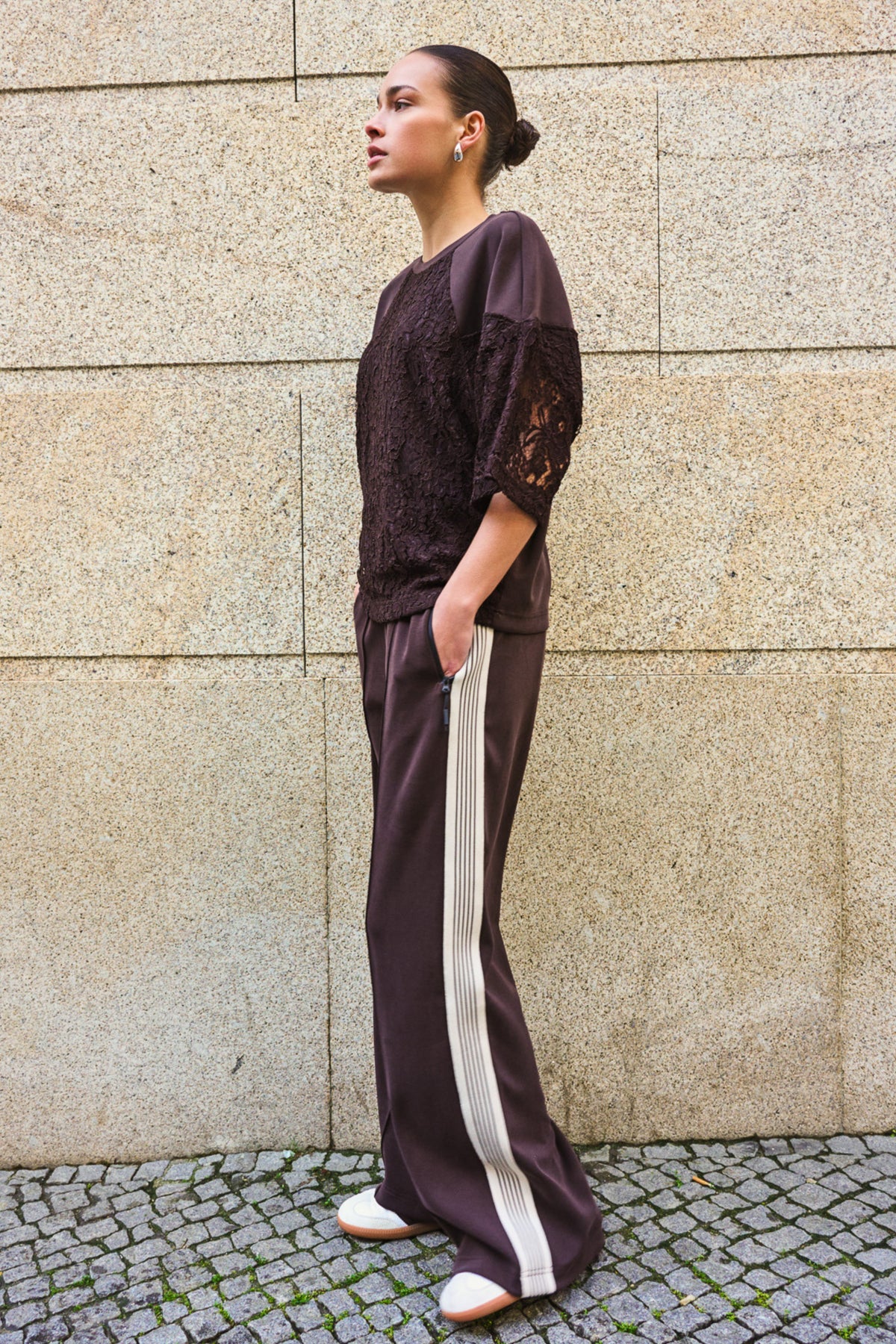Modale broek tape in cacao kleur van EsQualo, met elastische band en comfortabele pasvorm, geschikt voor kledingmakers.