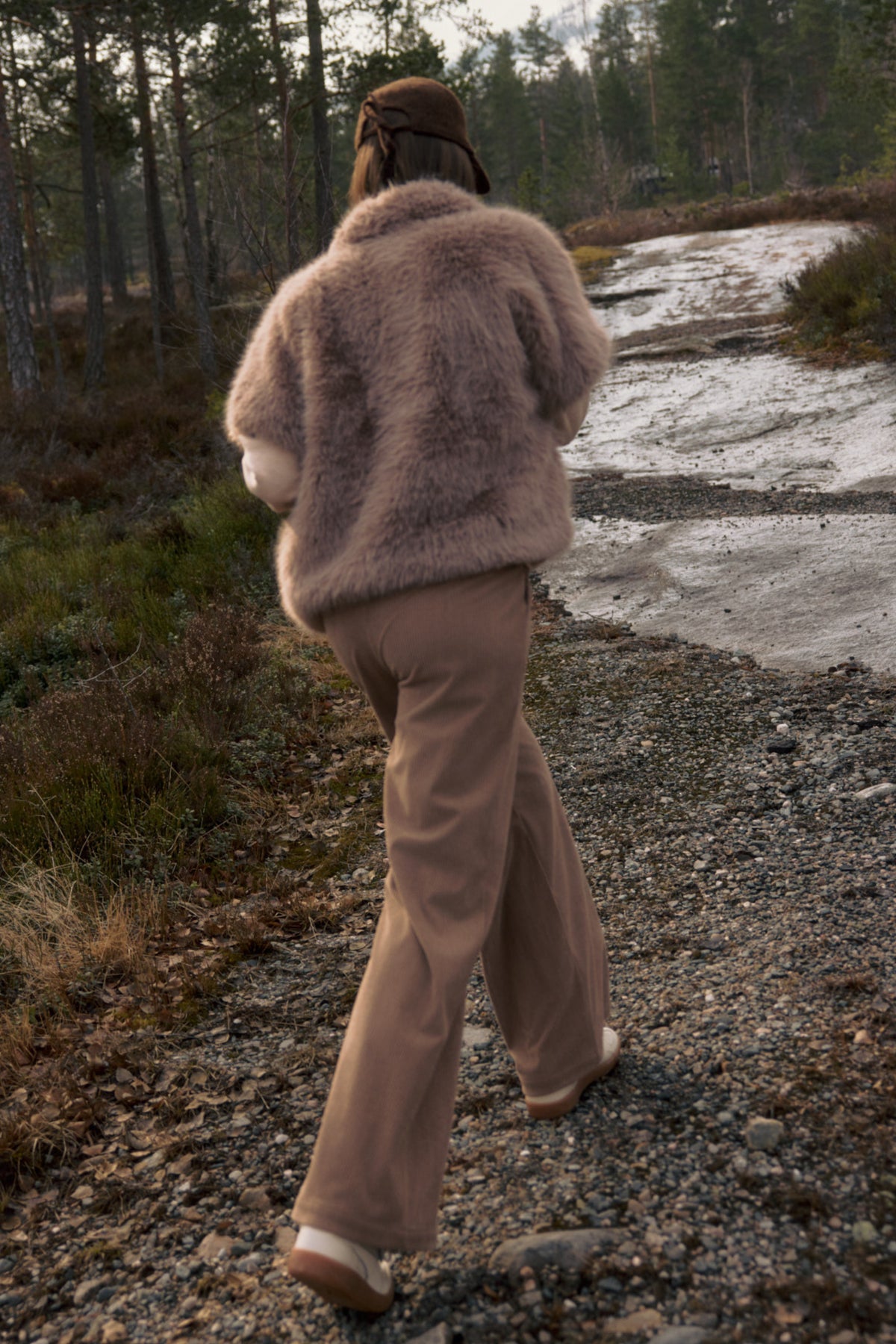 Lady Day Falcon Walnut broek L14-801-3548 met rechte pasvorm en elastische taille, zichtbaar op de afbeelding.
