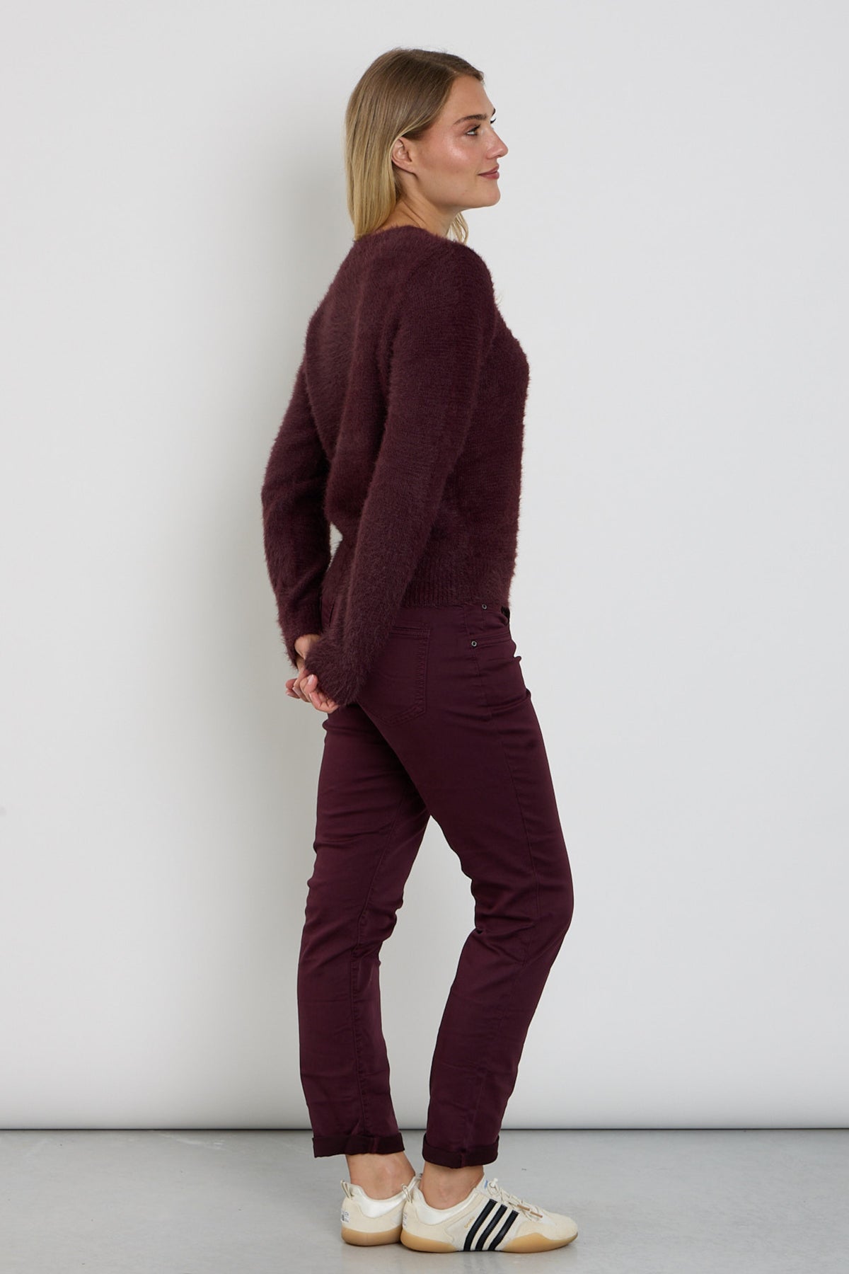 Relaxbroek van Red Button in burgundy kleur, met comfortabele pasvorm en zachte stof, maat L31.