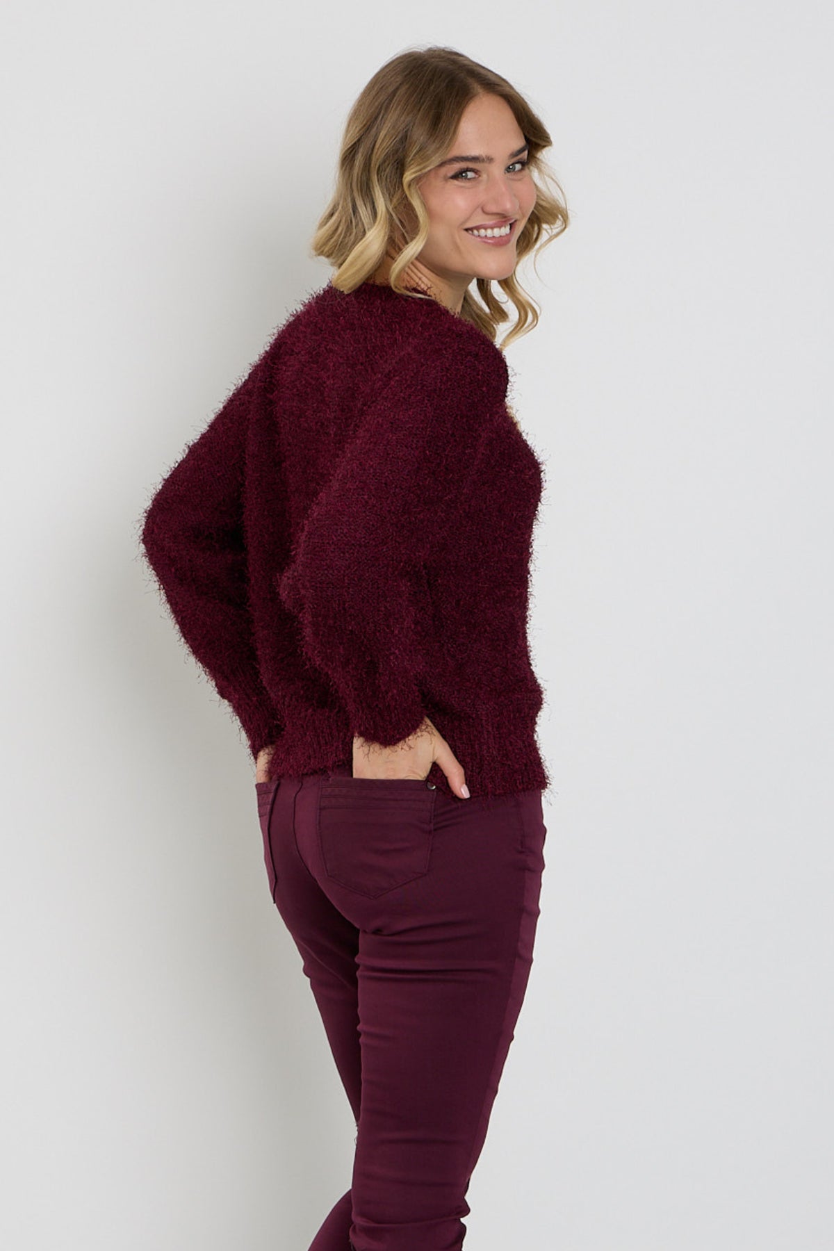 Lichtroze fluffy V-hals vest van Enjoy met zachte textuur en comfortabele pasvorm, geschikt voor casual en stijlvolle outfits.
