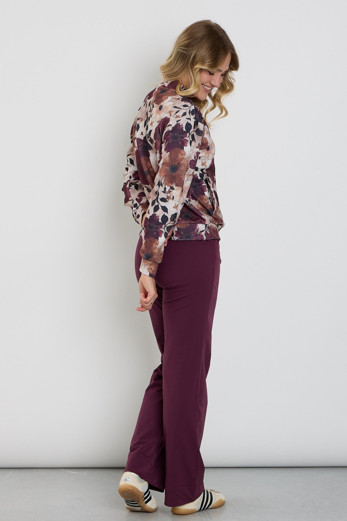 Lichte wide leg travel broek van Enjoy in portkleur, met elastische taille en comfortabele pasvorm.