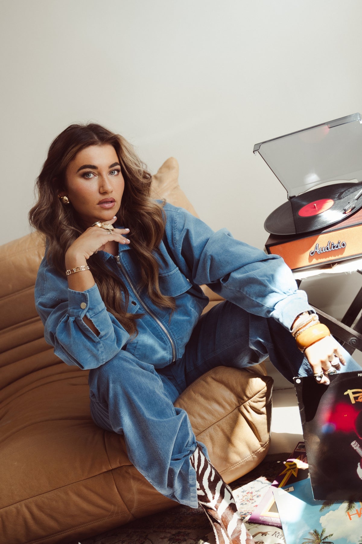 Blauwe jacket Gijsje van Studio Amaya, getoond op een model, met rits en comfortabele pasvorm, ideaal voor casual draagstijl.