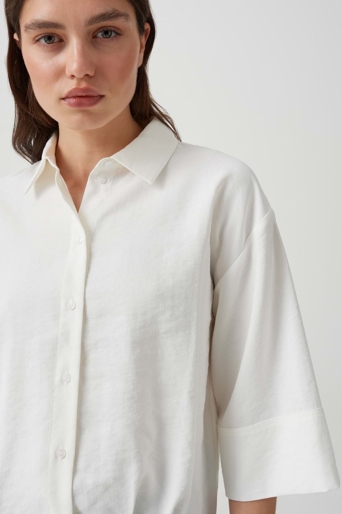 Stijlvolle Fotori Milk blouse van Opus met lange mouwen en zachte stof, gedragen door een model.