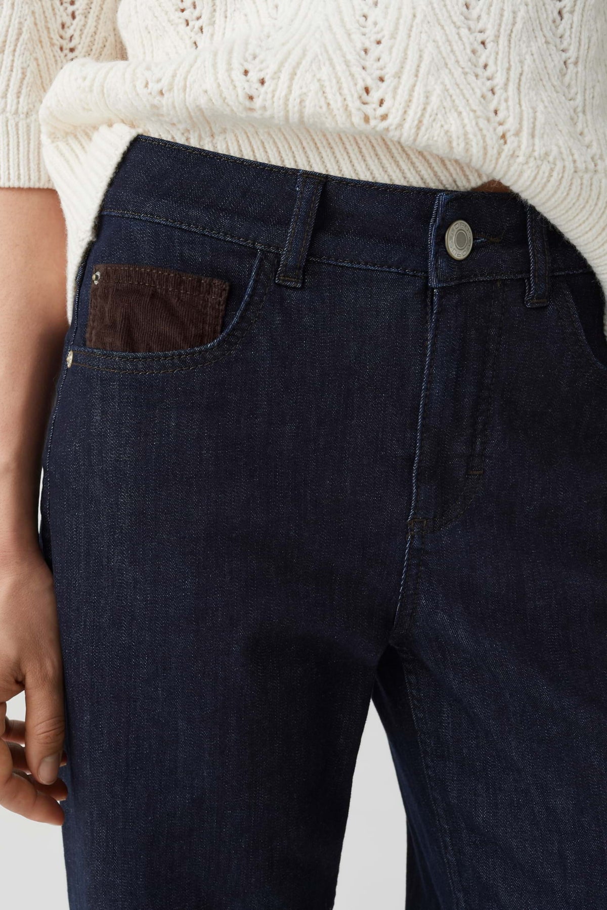 Opus Miva City Rinsed Blue jeans in maat L28, close-up van de blauwe denim stof en details van de taille en naden