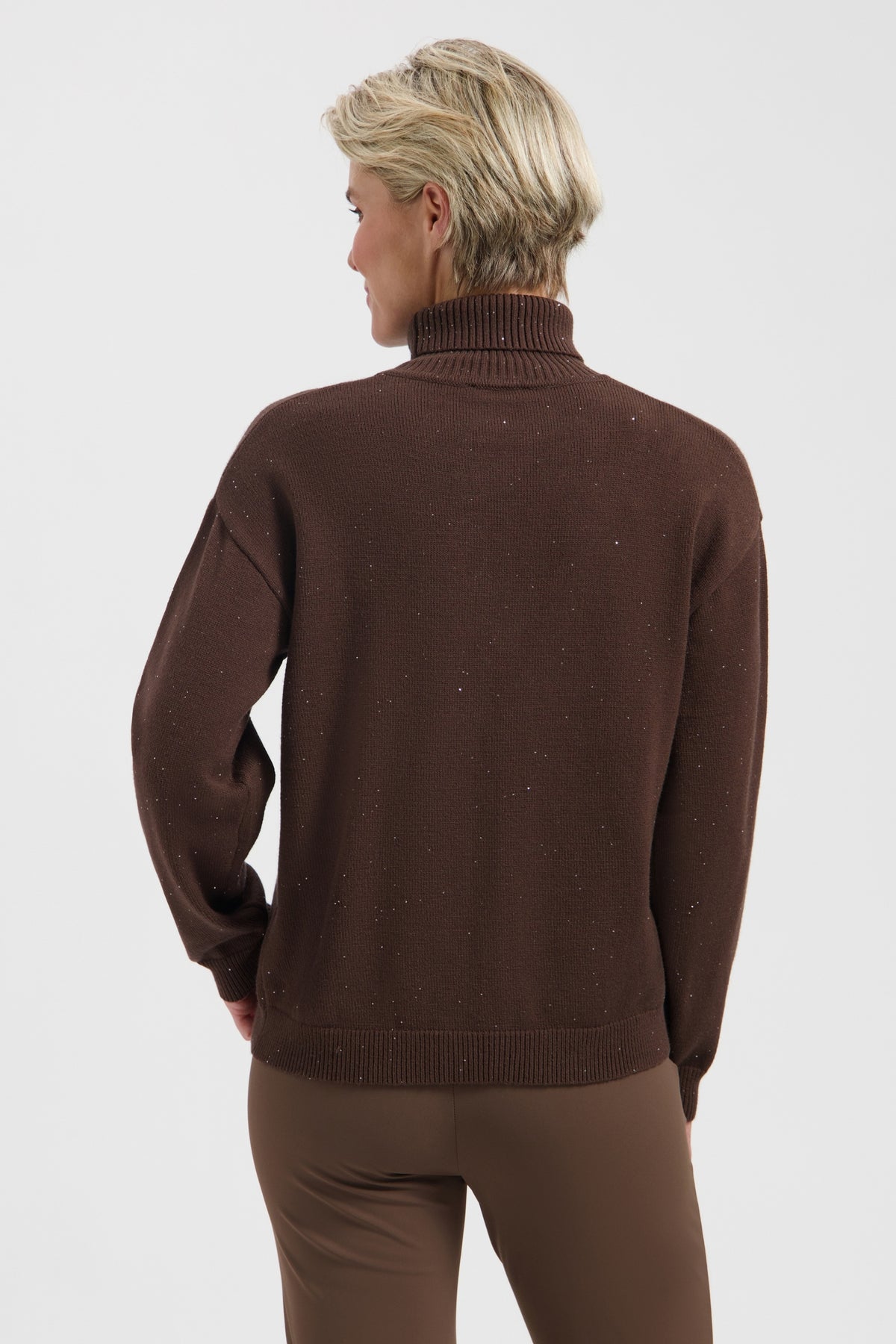 Lady Day Quinn Truffle trui met lange mouwen en ronde hals, zachte knitwear in een warme bruin tint.