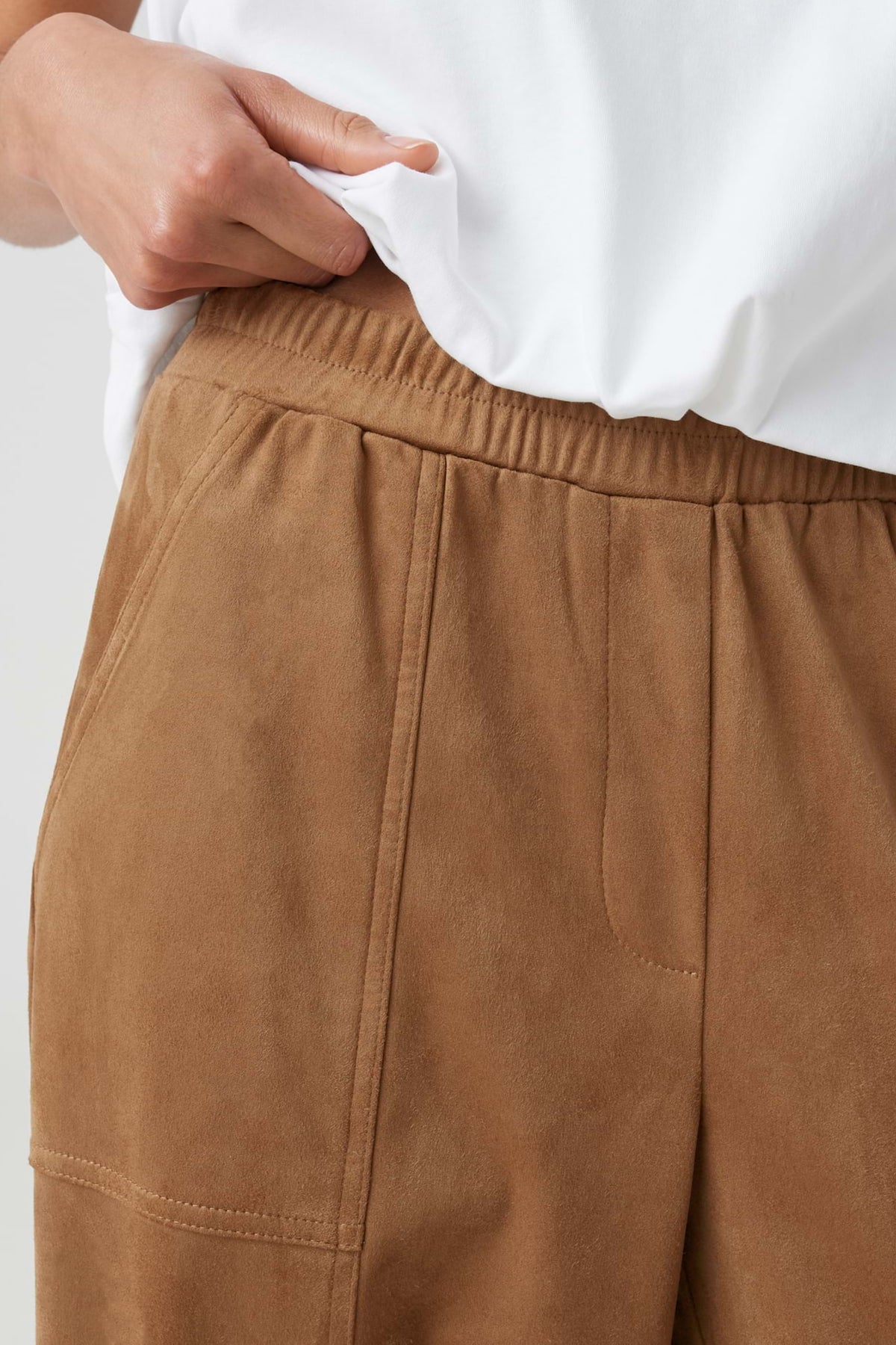 Opus Myha Barrel Velours broek in gingerbread kleur, zachte fluwelen stof, getailleerd model met elastische tailleband.