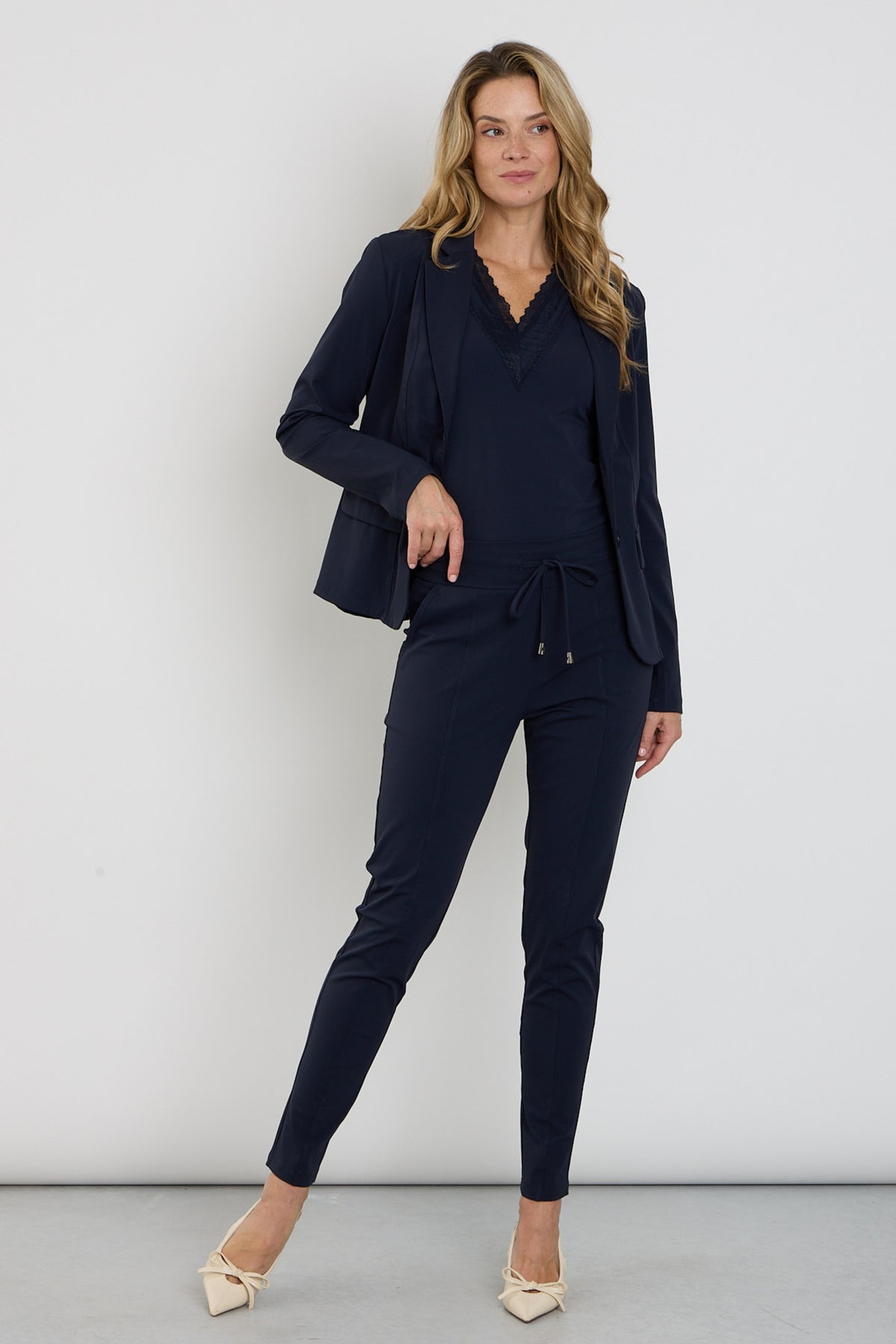 Navy bonded travel broek van Mi Piace, comfortabel en stijlvol, met stevige naden en moderne pasvorm, gedragen door een model.
