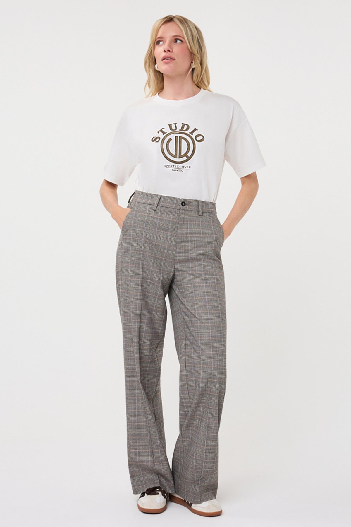 EsQualo T-shirt Studio Offwhite F26.05537, wit katoenen T-shirt met logo print, zichtbaar op de foto.