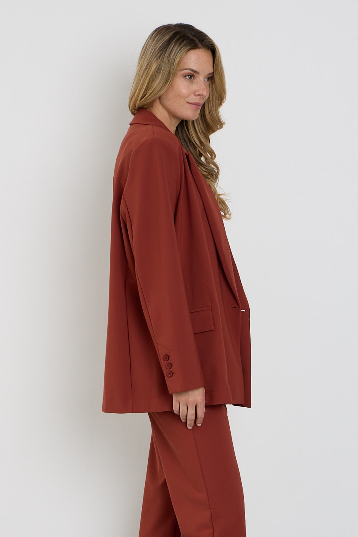 Oversized bonded travel blazer in Fired Brick van Mi Piace, zichtbaar met knopen en revers, casual en stijlvol voor reisstijl