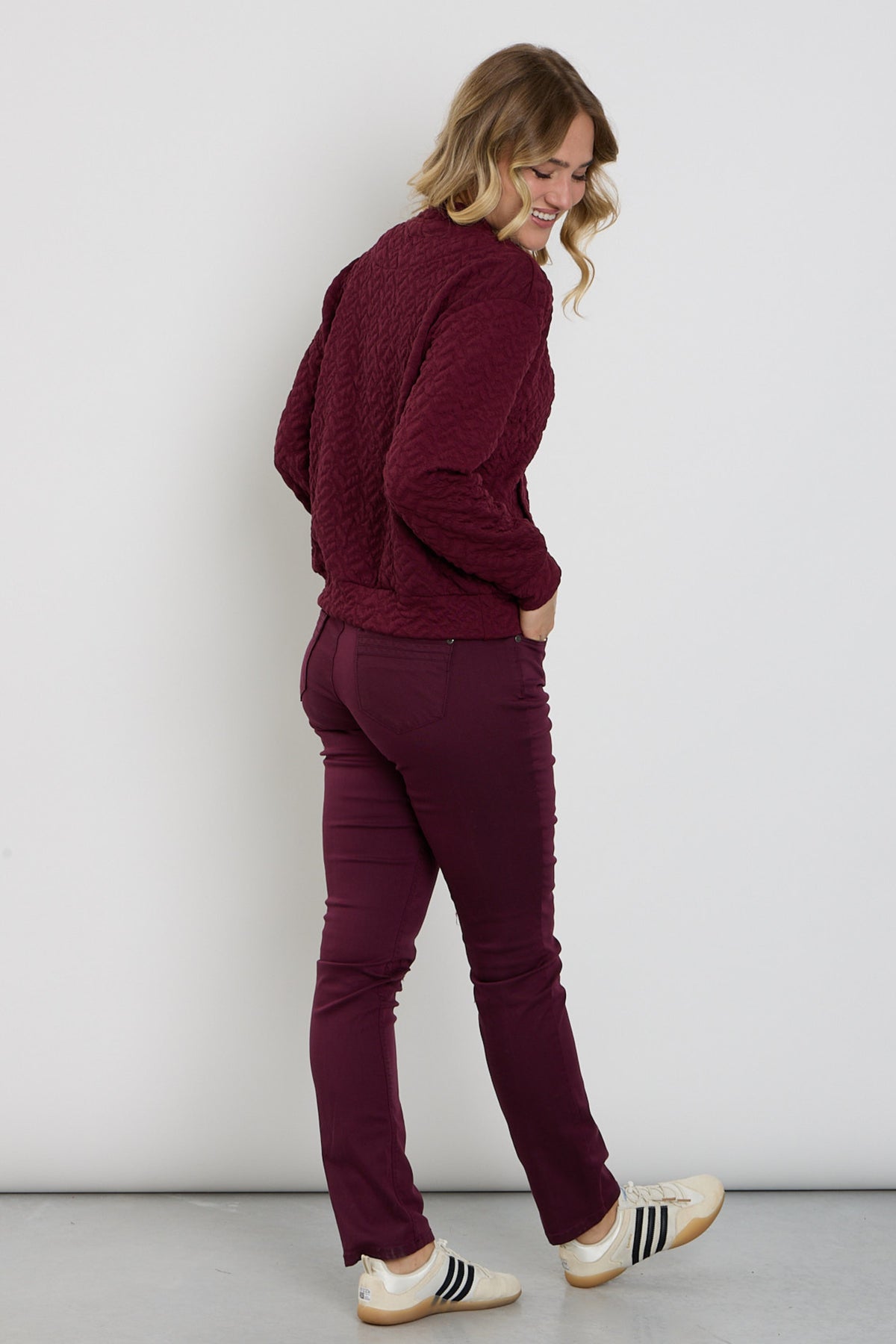 Lichtblauwe Enjoy 5-pocket broek Port 927049 met verstelbare taille en stoere details, op een witte achtergrond.