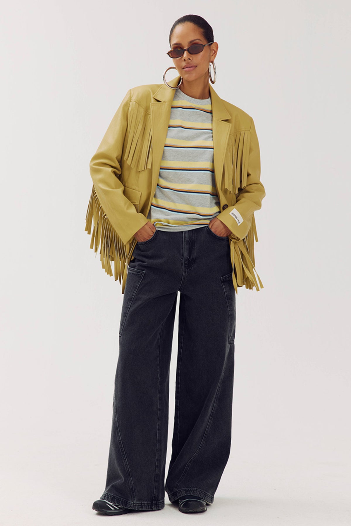 Harper & Yve Casey Dirty Mustard spijkerjacke met gewassen afwerking en knopen, gedragen door een model.
