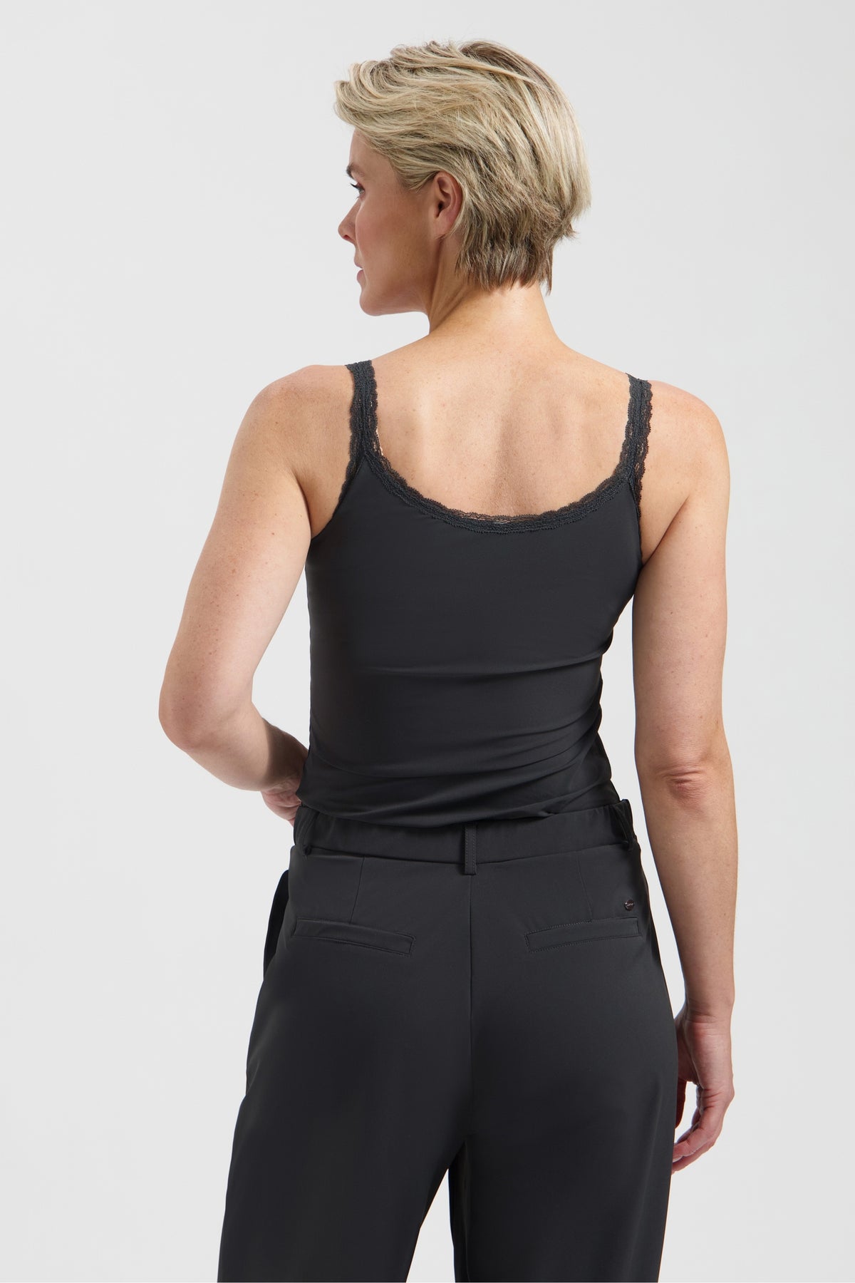 Lady Day Travel broek Elliot Smokey met comfortabele pasvorm en modieuze details, zichtbaar in de afbeelding.