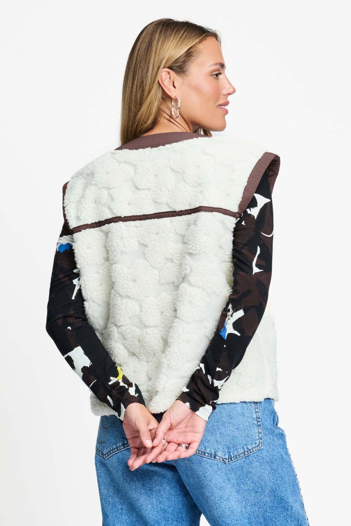 Ecru gilet Gigi van POM Amsterdam met zachte textuur en knoopdetails, gedragen door een model.