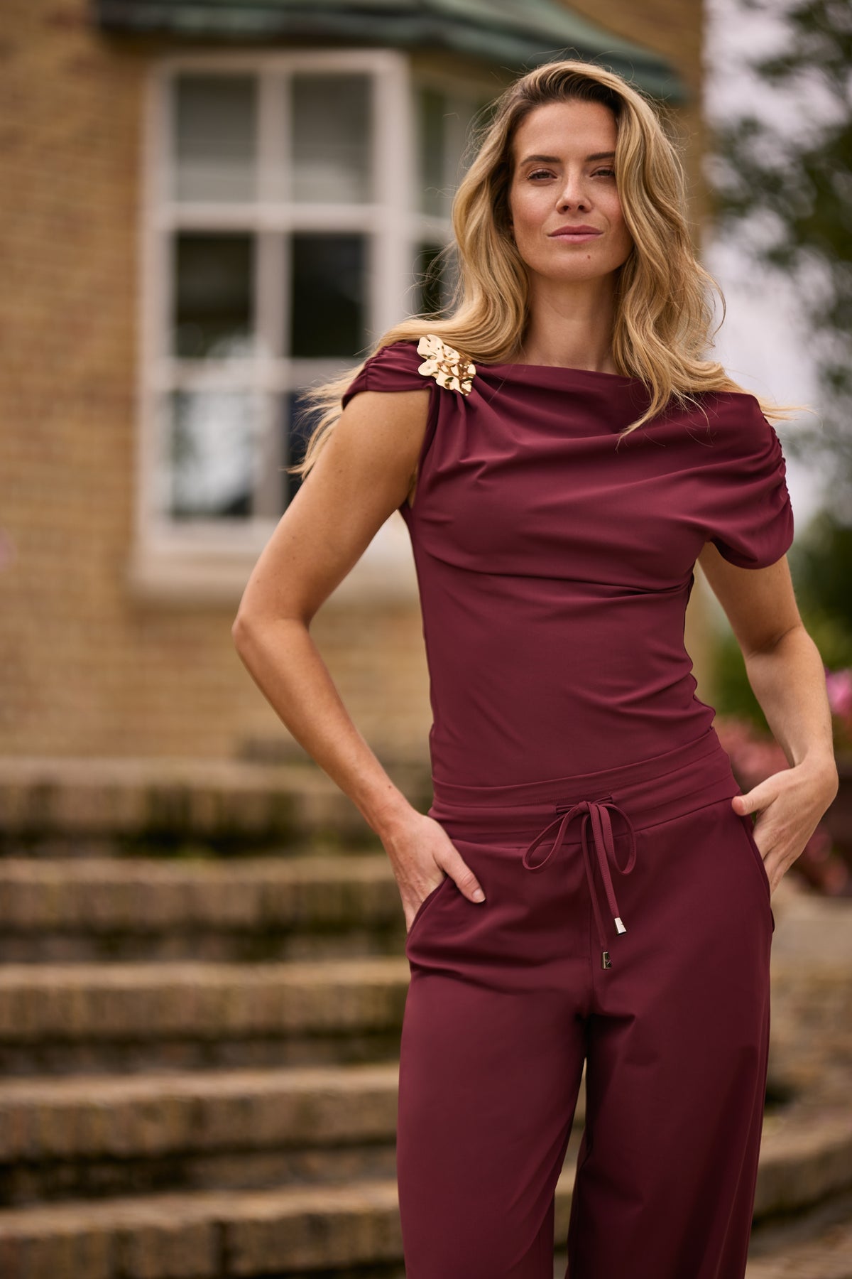 Mi Piace Travel Top Broche in burgundy, close-up van de elegante sieradenbroche met luxe details.