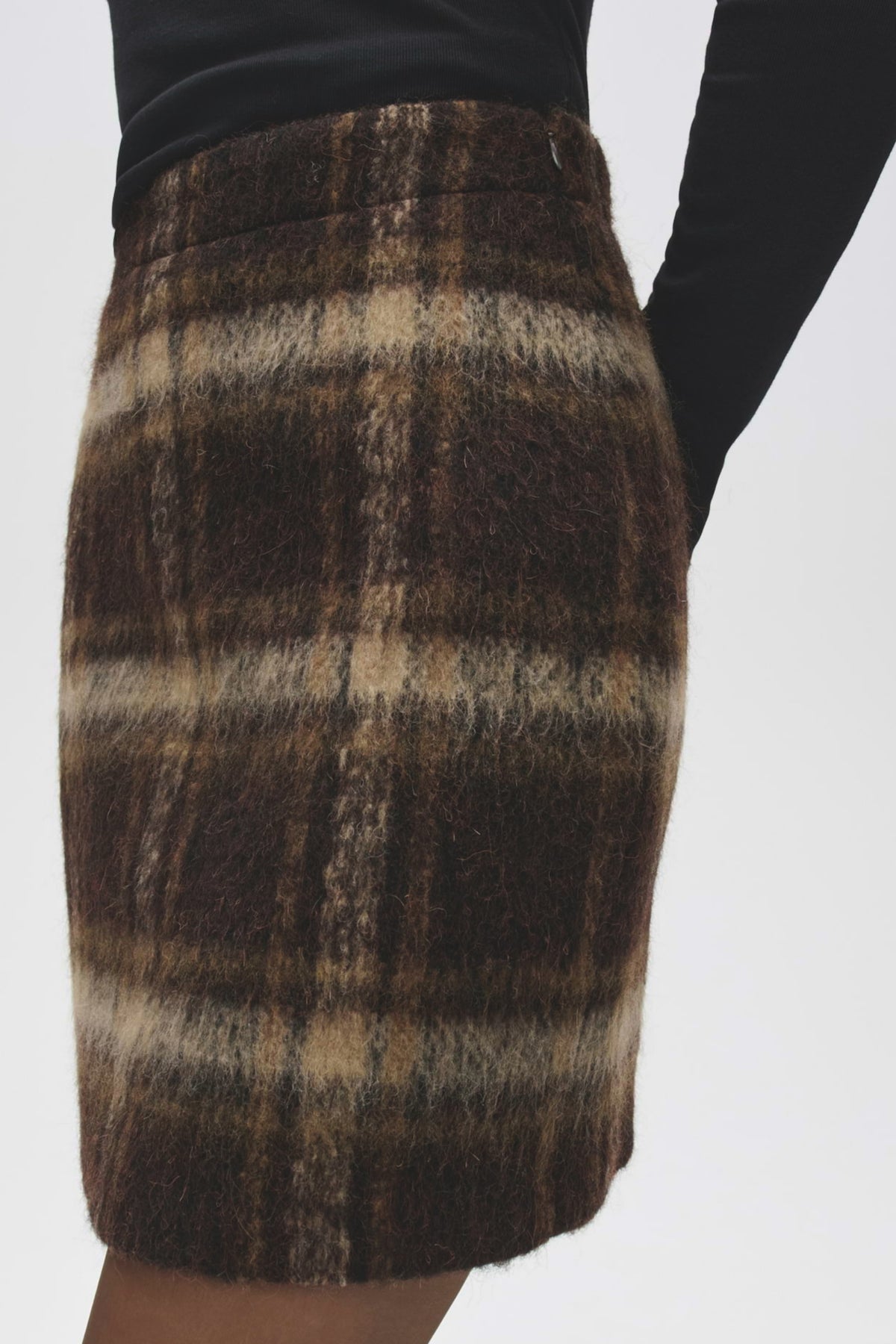 Lichte mocca rok Ravenna Herritage van Opus met elegante, vloeiende stof en subtiele details, gedragen op een model.