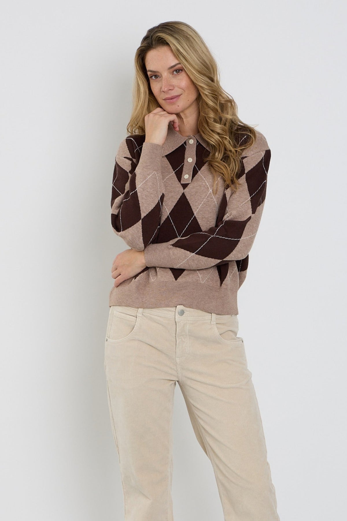 Mi Piace trui Argyle Espresso met patroon en ronde hals, zachte textuur en casual stijl, gedragen door een model.