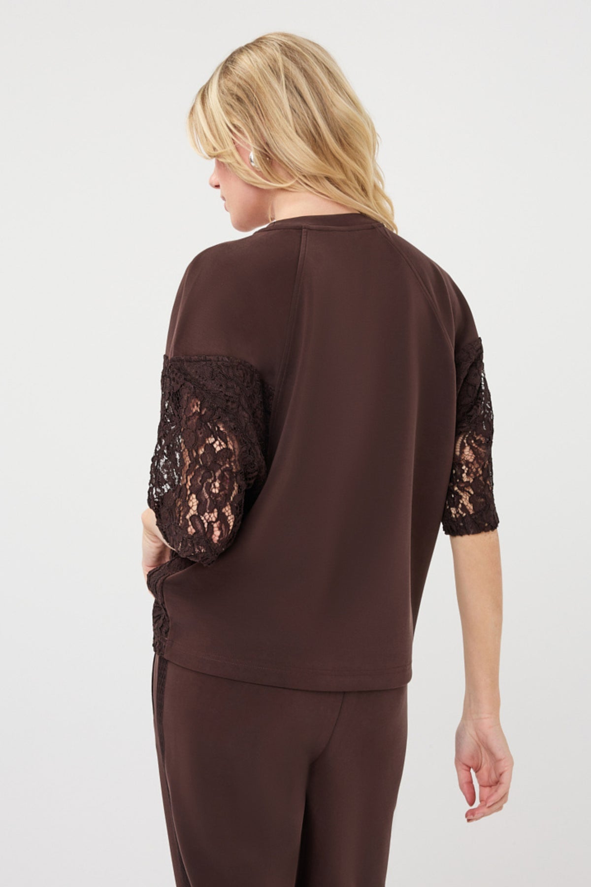 Lichtbruine modal kanten sweater van EsQualo met zachte textuur en elegante details, gedragen met lange mouwen en ronde hals.