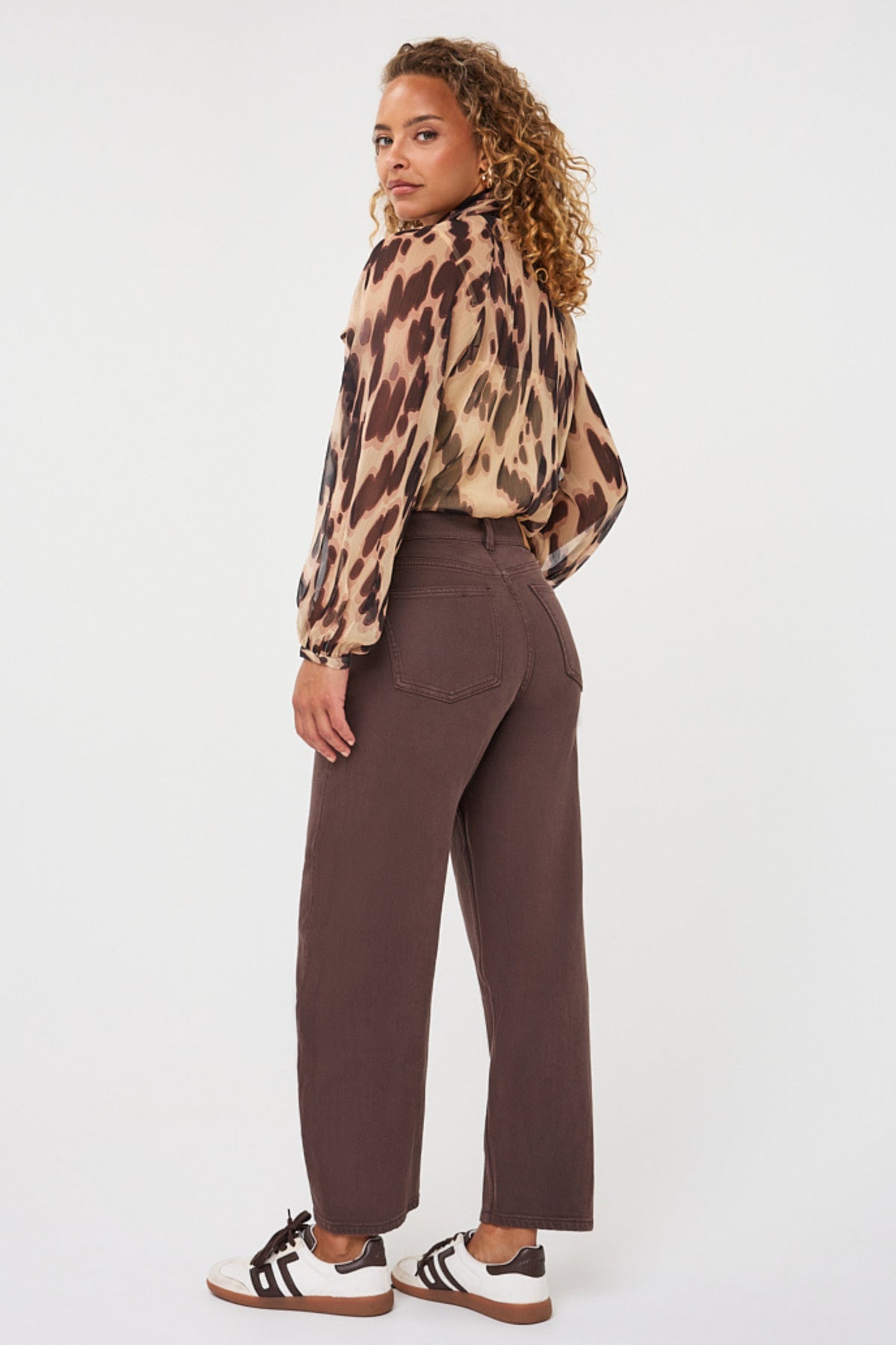 Zachte blouse met sjaal in Embrace-print van EsQualo, met kleurrijk patroon en vloeiende stof, gedragen als modieuze combinatie.
