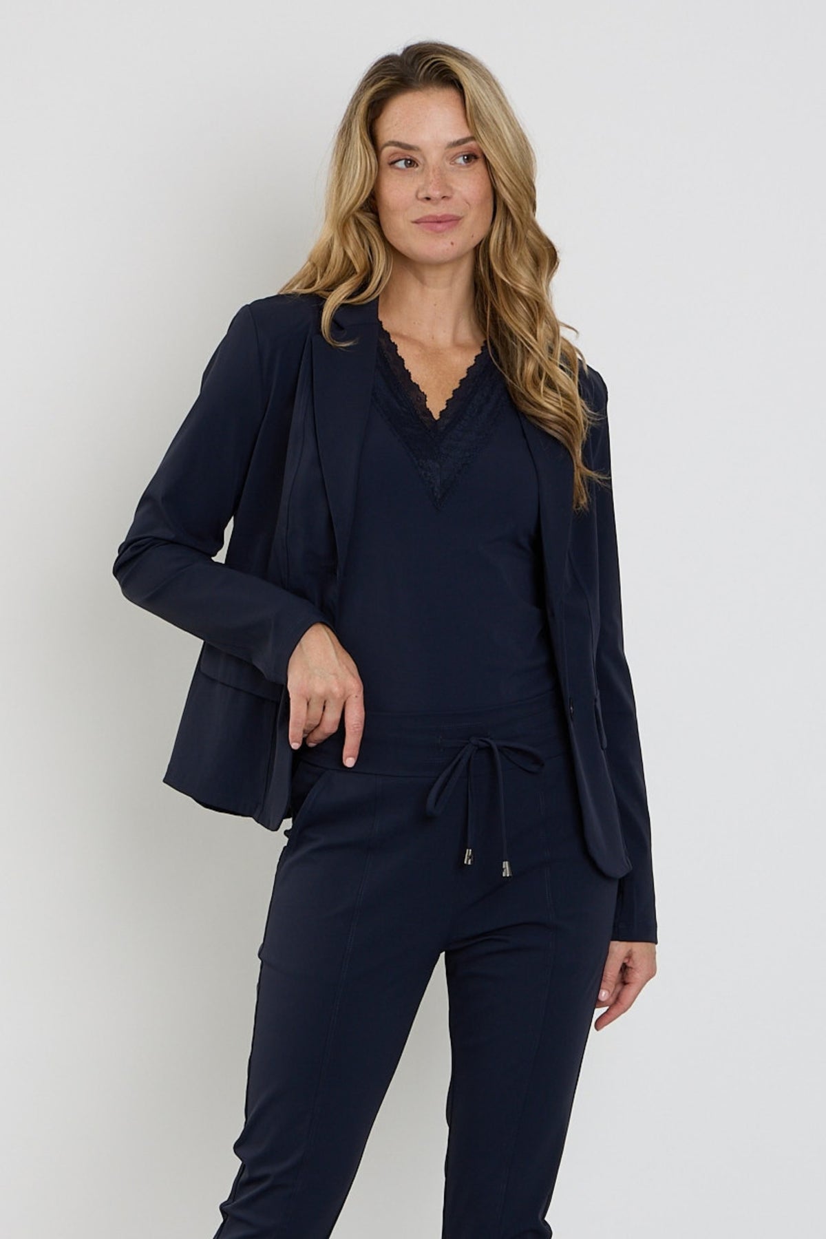Navy blauwe Bonded Travel blazer van Mi Piace, getailleerd en stijlvol voor heren, zichtbaar op de afbeelding.