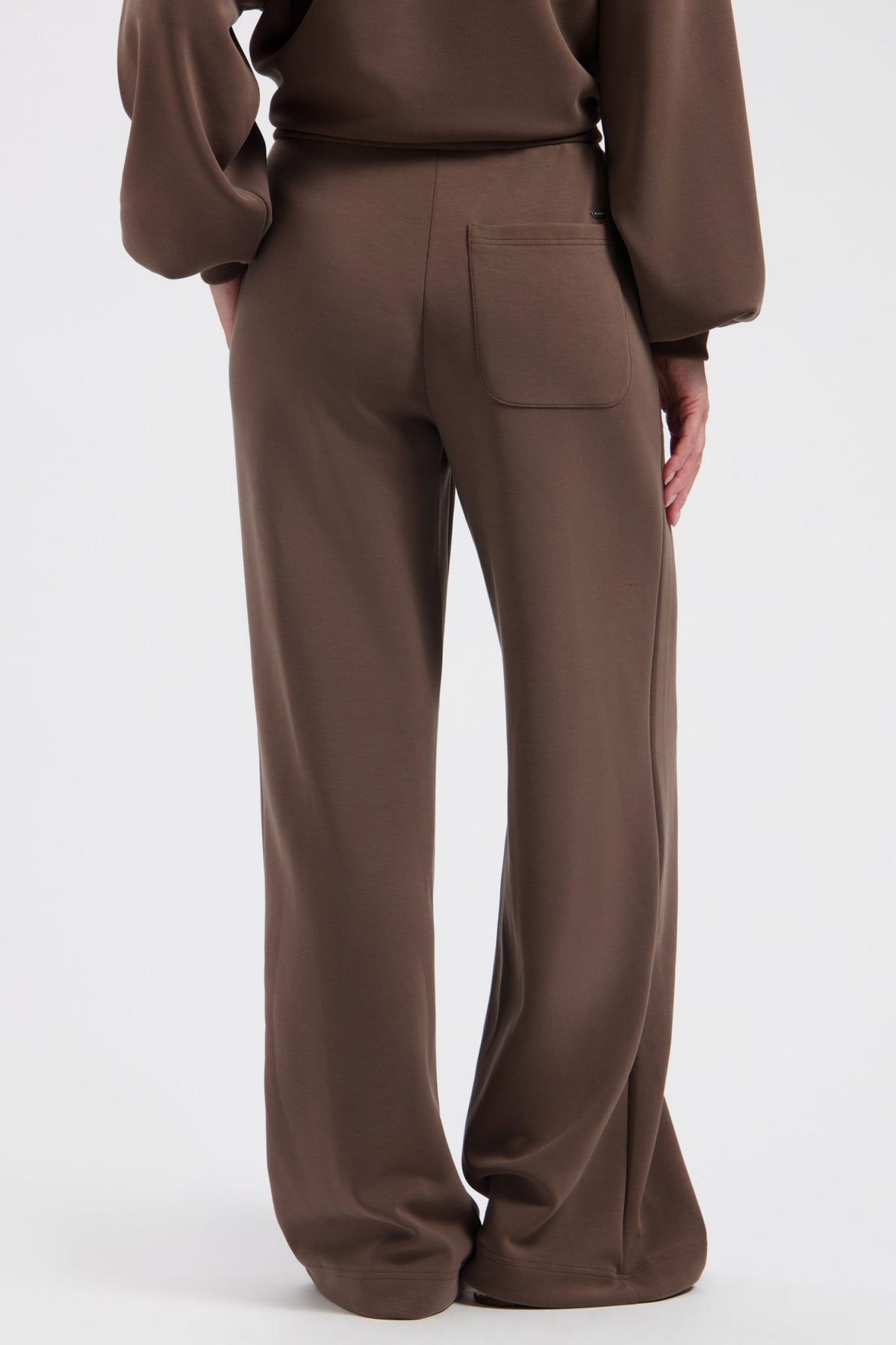 Lady Day Jovi Truffle broek met rechte pasvorm en tailleband, zichtbaar in de afbeelding.