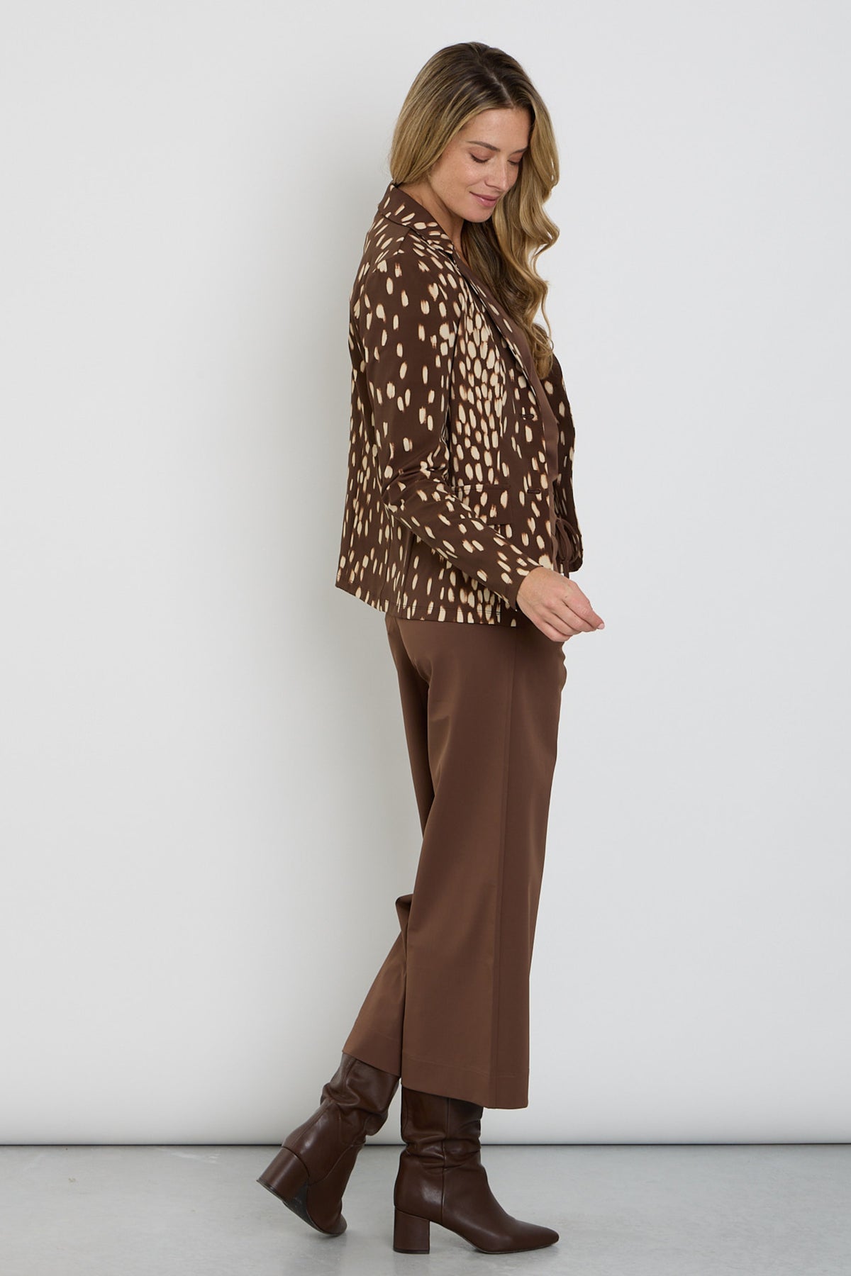 Mi Piace heavy travel broek in chestnut kleur met ritssluiting en meerdere zakken, geschikt voor comfortabel reizen.