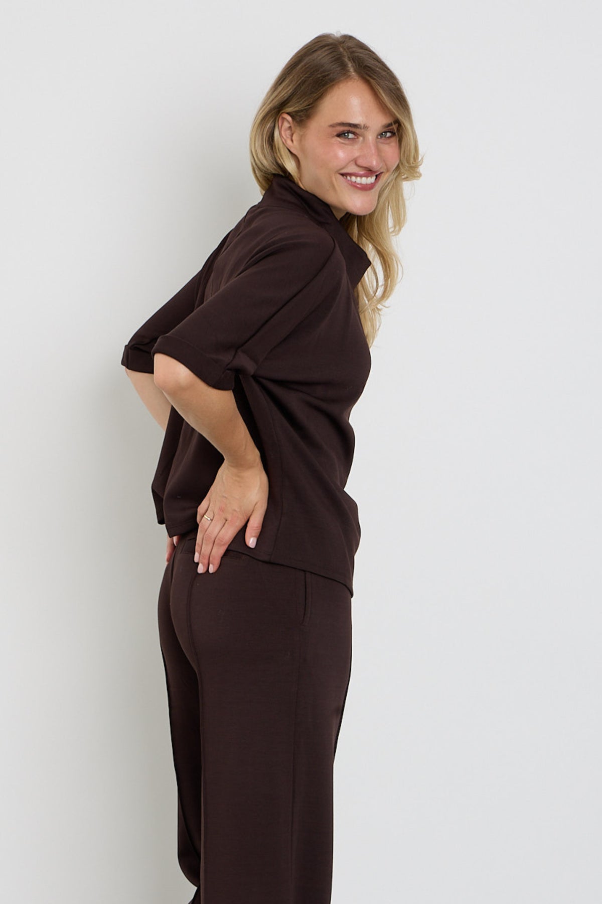 Vrijequent Fqlucinda Mole blouse met lange mouwen en kleurrijk patroon, gedragen door een model.