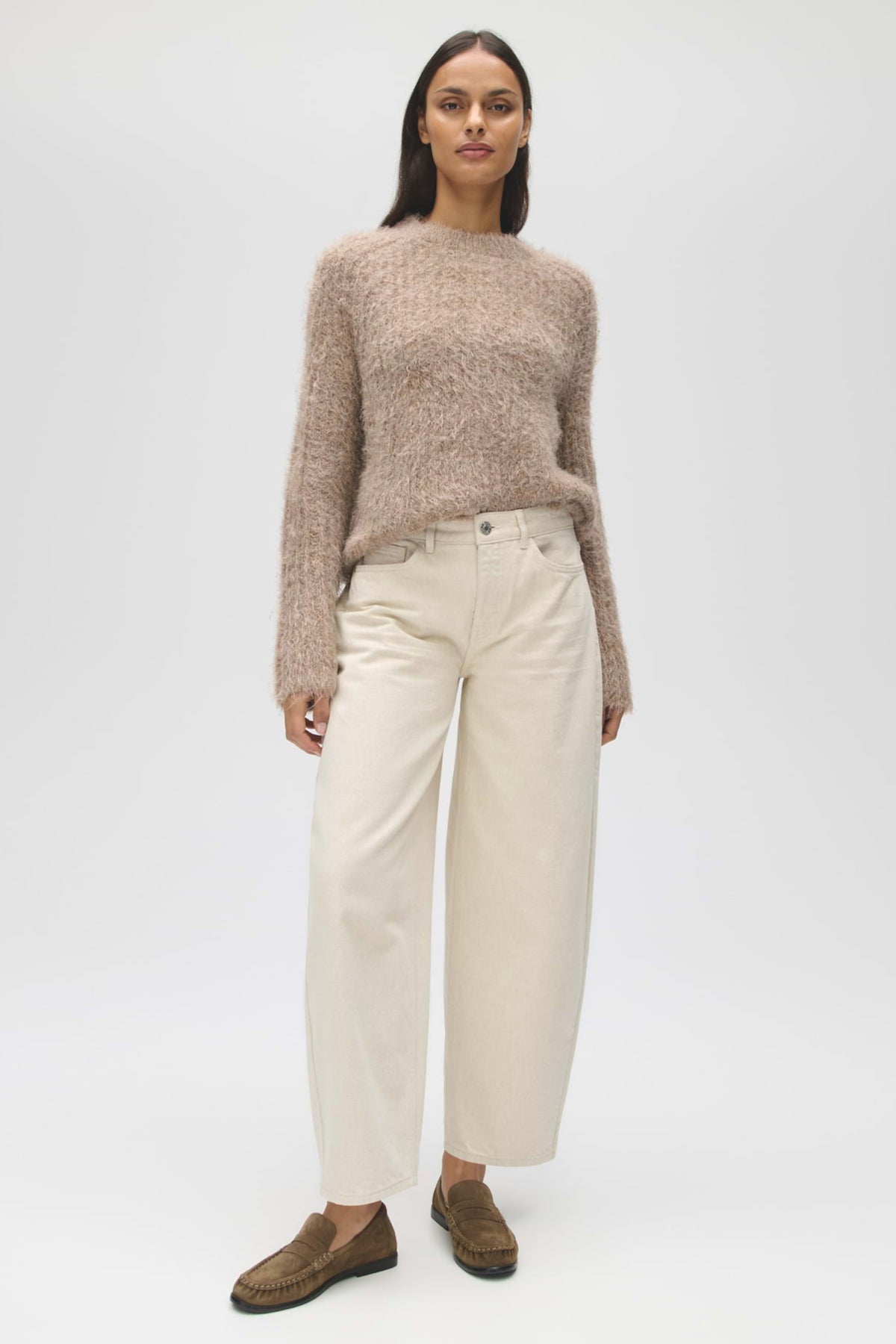 Opus Lolah Natural Soft Cream broek met comfortabele pasvorm en zachte stof, getoond in de afbeelding.