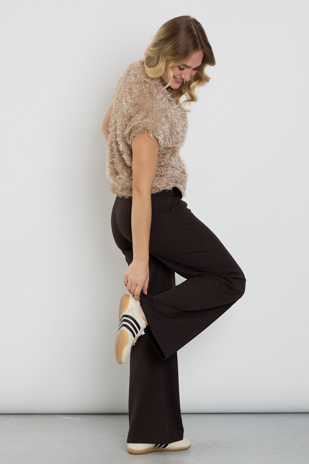 Bruine wide leg broek van Enjoy, getoond in een close-up van de pasvorm en stofstructuur op een neutrale achtergrond.