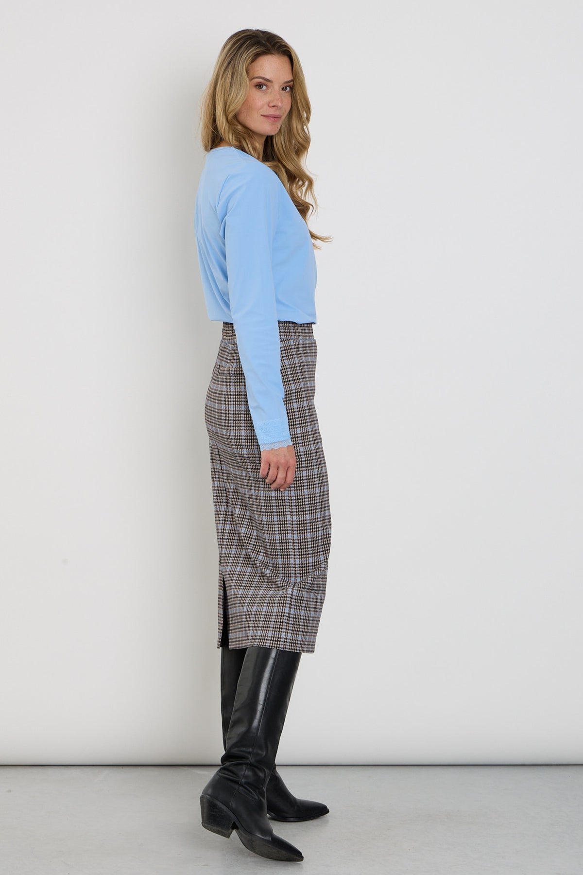 Lichtblauwe travel top lace van Mi Piace met fijne kant en elegante pasvorm, geschikt voor casual en elegante looks.