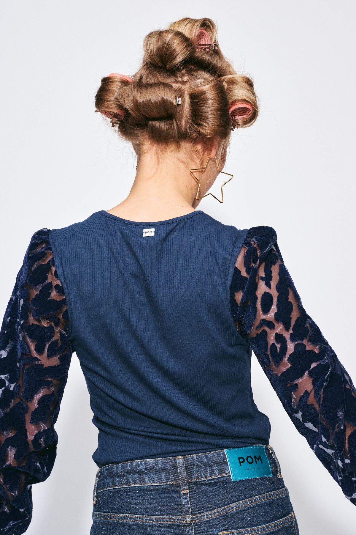 POM Amsterdam top Britt Eternal Blue SP9825, blauwe katoenen top met korte mouwen en ronde hals, gedragen door een model.