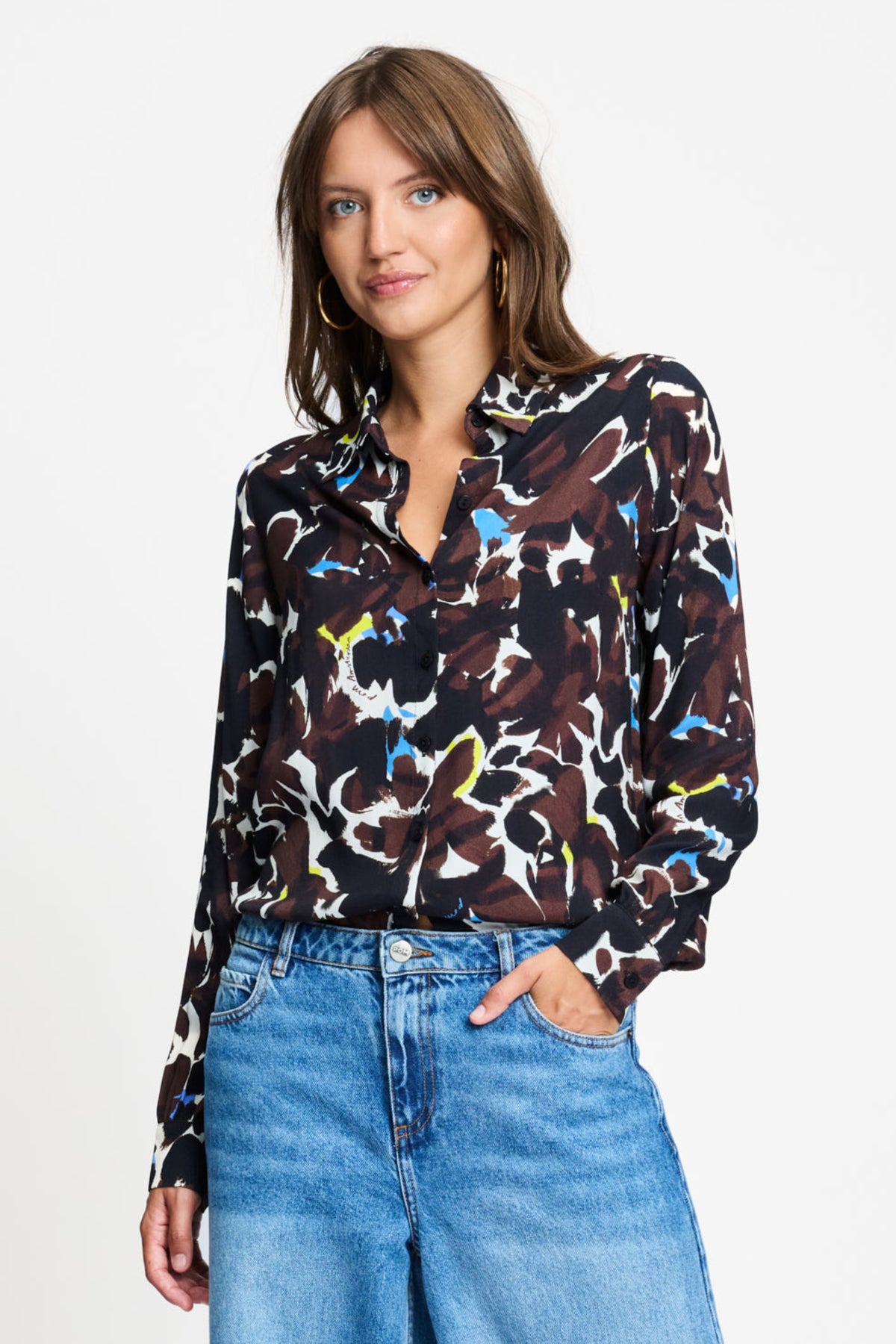 Bruine blouse Mila Bovine van POM Amsterdam met lang mouwen en losse pasvorm, zichtbaar in de afbeelding.