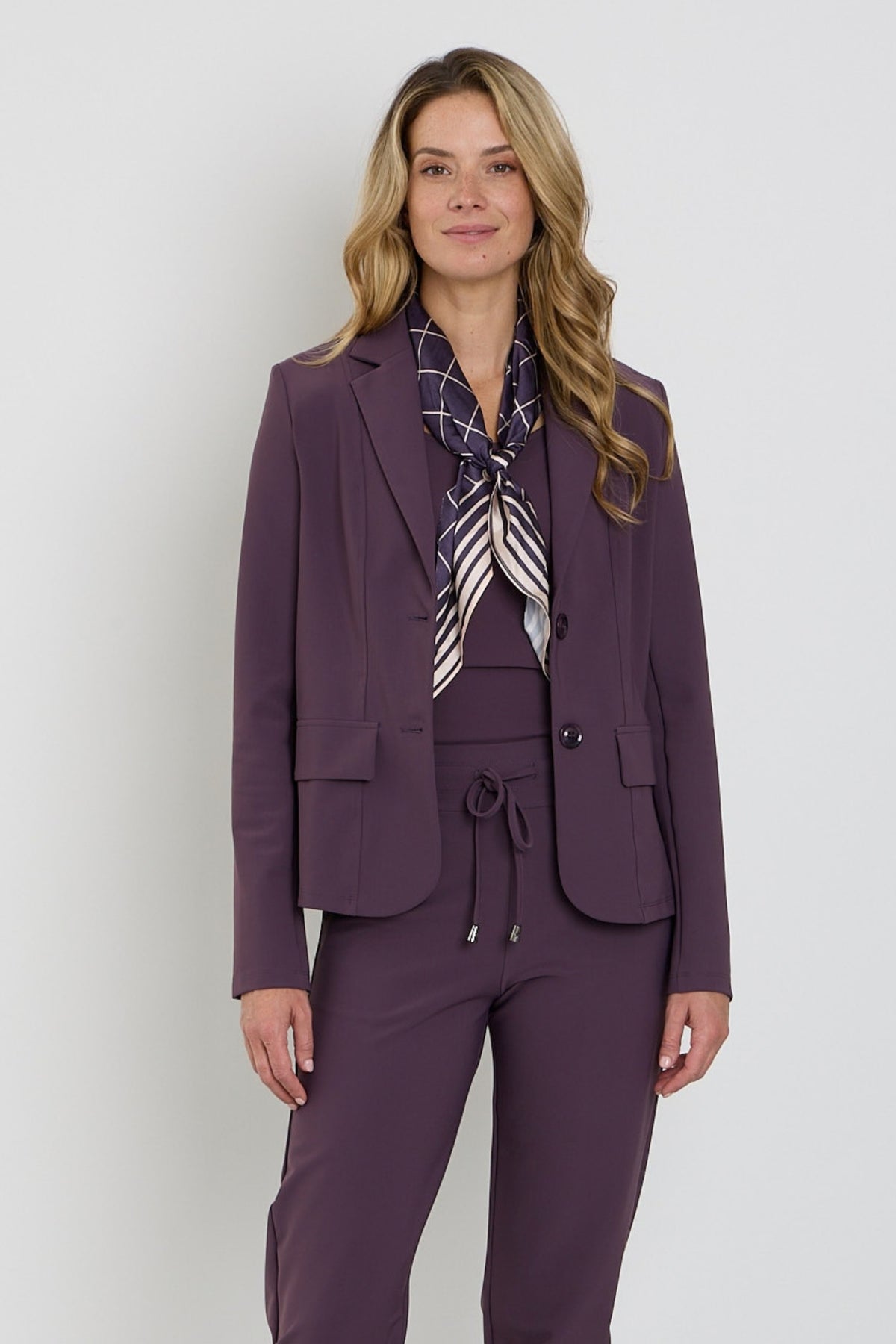 Mi Piace bonded travel blazer in plum, met geruite details en een nette pasvorm, geschikt voor zakelijke en casual gelegenheden.