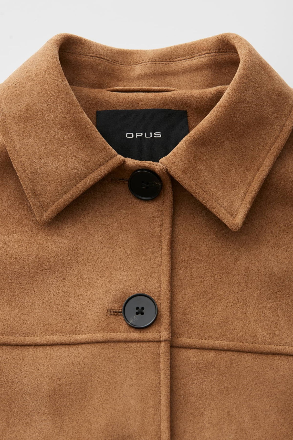 Opus Henso Ginger Bread jas met beige en bruine patchwork details, casual stijl en warme uitstraling.