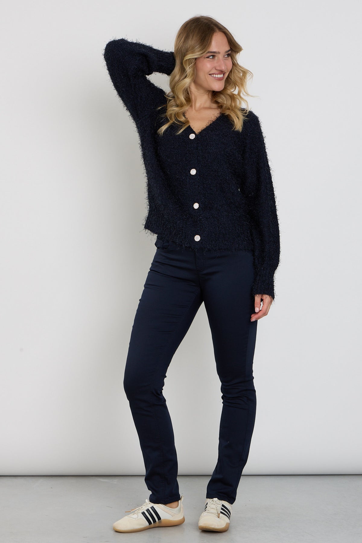 Donkerblauwe Enjoy 5-pocket jeans met indigo kleur en stevige stof, zichtbaar op de afbeelding.
