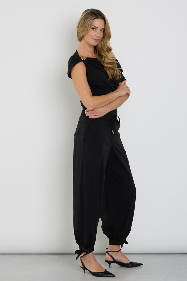 Zwarte Travel Balloon Bottom Bow broek van Mi Piace, getailleerd model met ballonvorm en strikdetail, geschikt voor casual en chique stijlen.