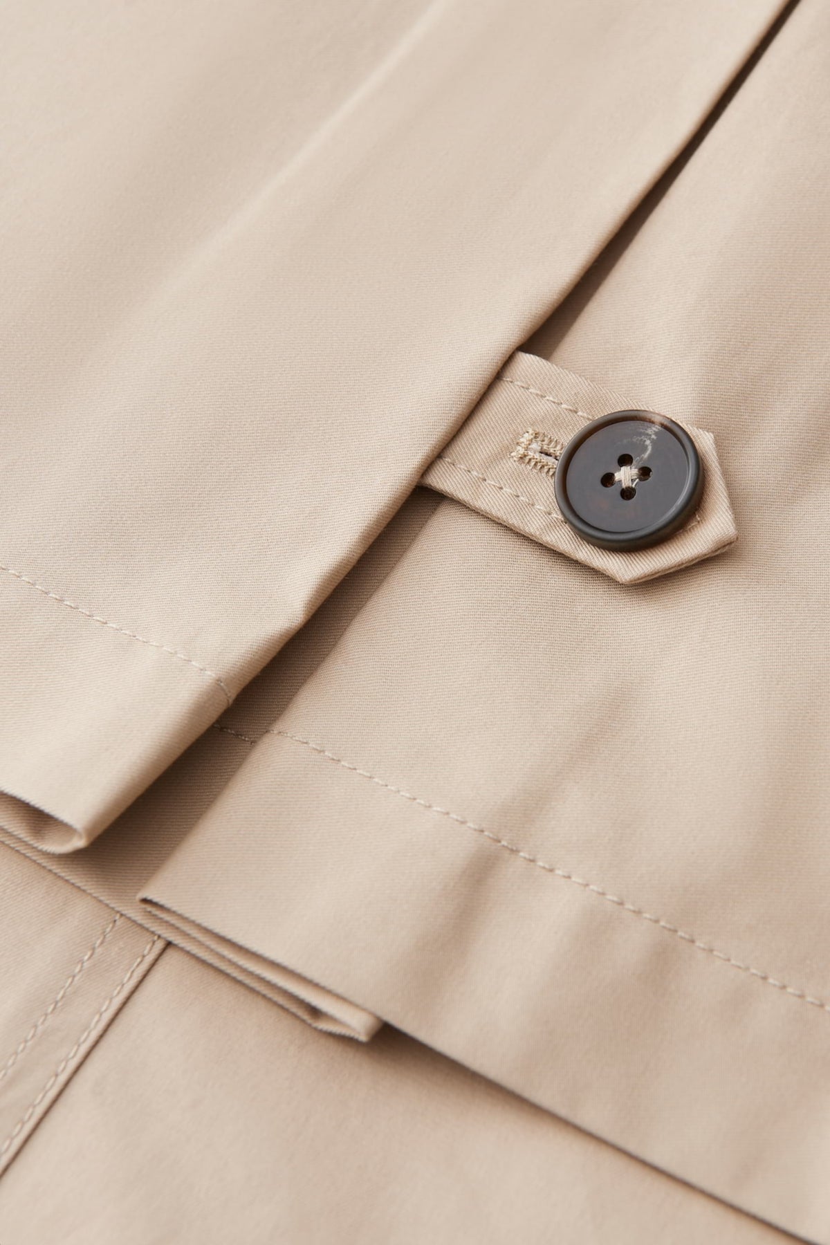 Lichte beige Hanisse jas van Opus met stijlvolle pasvorm en ritsdetails, perfect voor een casual winterlook.