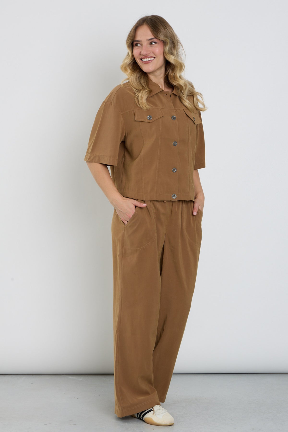 Lichte camelkleurige wide leg broek van Enjoy, losvallend model met comfortabele pasvorm en stijlvolle uitstraling.