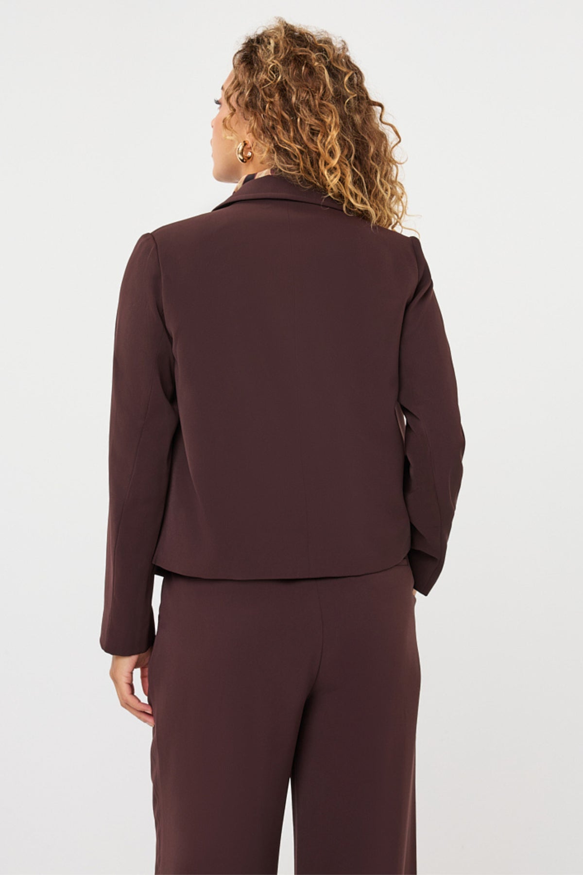 Cacao gekleurde cropped blazer van EsQualo met lange mouwen en knopen, gedragen door een model.