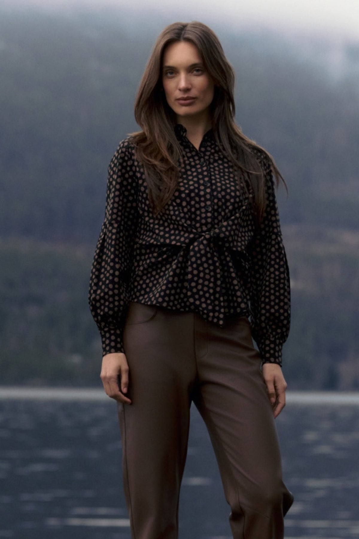 Lady Day Travel Top Sterre Truffle zwart, L30.380.3635, close-up van de zwarte top met sterdetails.