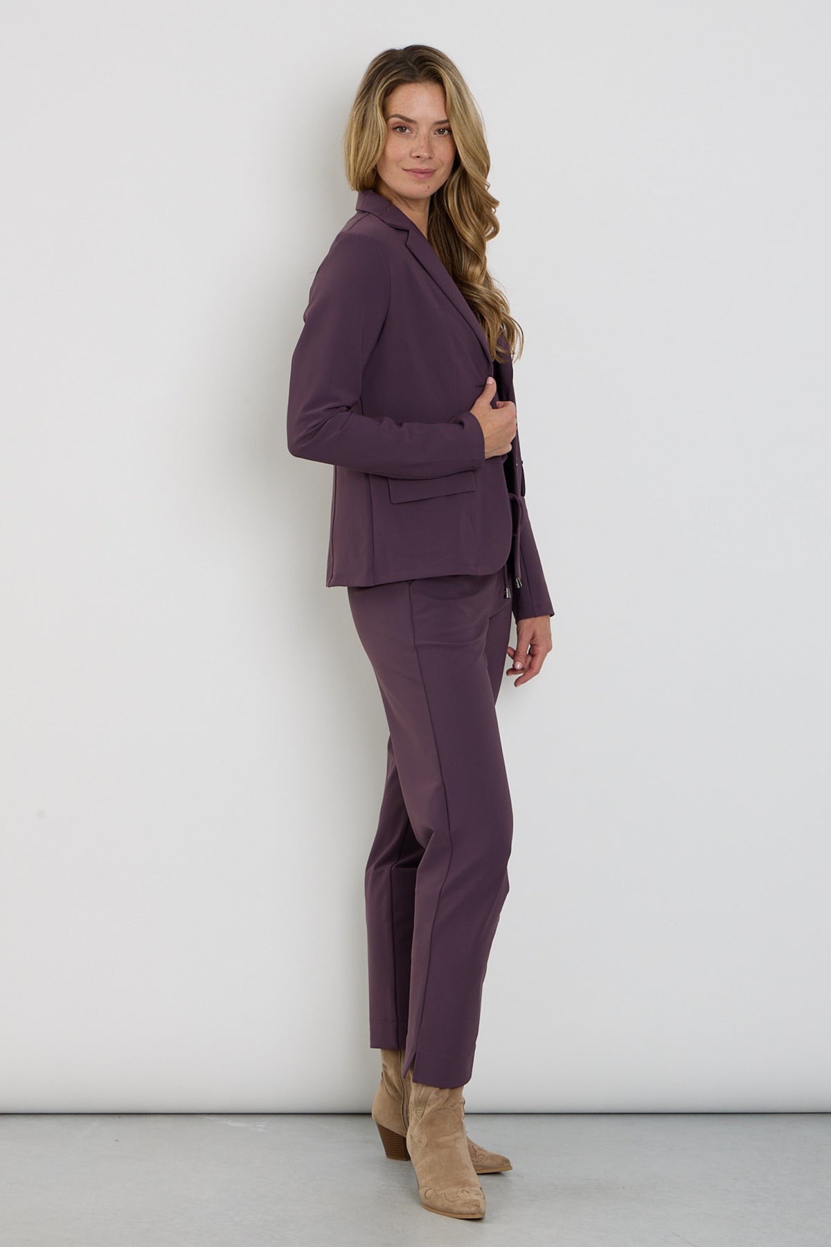 Mi Piace Bonded Travel Broek in plumkleur, comfortabele pasvorm en duurzame stof, zichtbaar in de afbeelding.