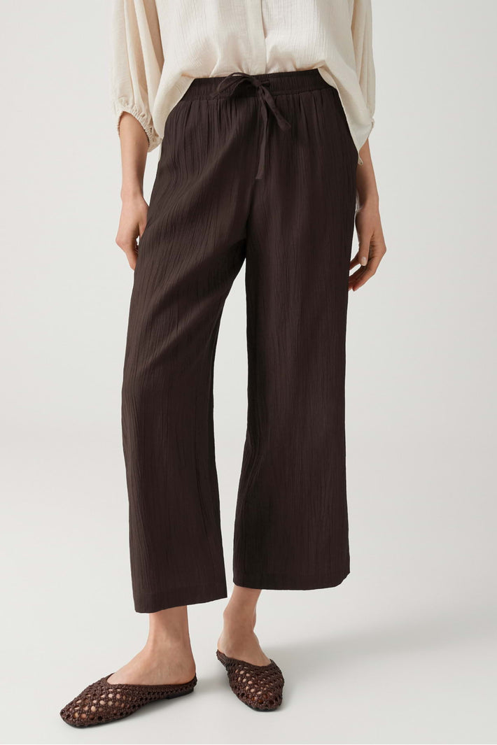 Lichtcrèmekleurige crinkled broek Marou van Opus, recht model met elastische taille en losvallende pasvorm.