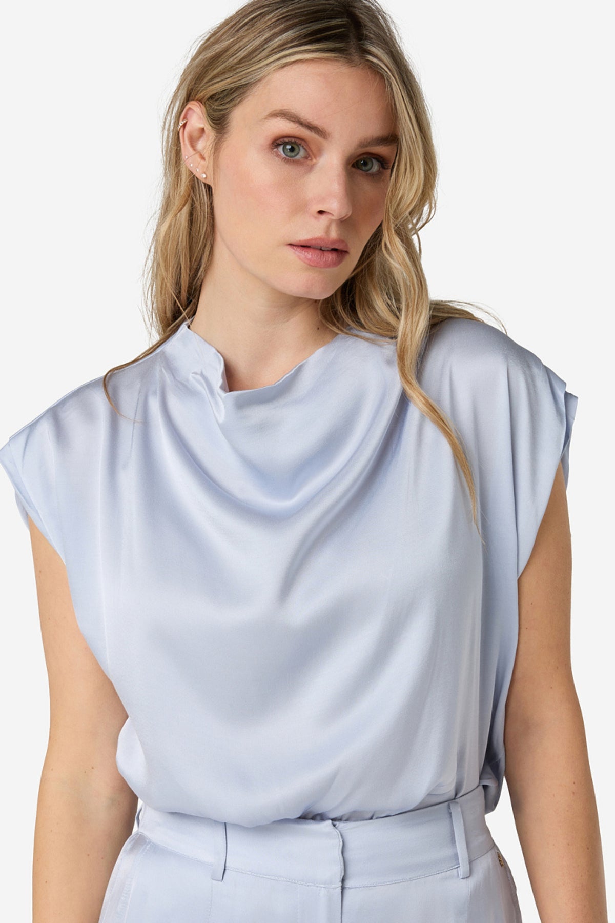 Ibana Top Tyana Violetta Blue, blauw zijden top met dunne banden en elegante details, gedragen door een model.