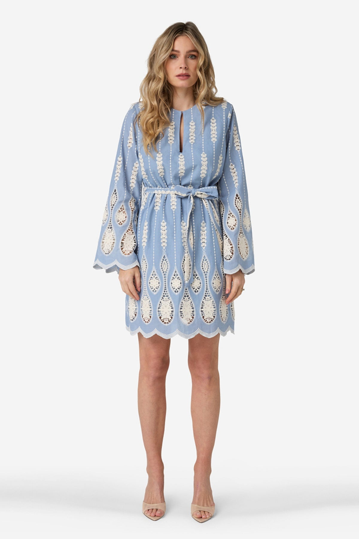Ibana Danna Violetta blauwe jurk met bloemenprint, korte mouwen en ronde hals, gedragen door een model.